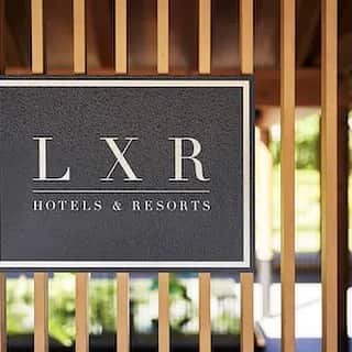 黒帯さんさんのインスタグラム写真 - (黒帯さんInstagram)「【京都】日本初ヒルトン・最高級ランクホテル「ロク キョウト」京都♡春色のアフタヌーンティー  ROKU KYOTO, LXR Hotels & Resortsは、2023年5月31日(水)の期間中、館内のレストラン「TENJIN」にて、春限定アフタヌーンティーが提供中です。 ヒルトン系列の最高級ランクのホテルが、京都に  「ロク キョウト」は、ヒルトン系列の最高級ランクのブランド「エルエックスアール ホテルズアンドリゾーツ(LXR Hotels & Resorts)」が手掛ける、アジア太平洋地域での初進出ホテルであり、同時にヒルトングループ初となる京都のホテル。一流を揃えるラグジュアリーな館内では、“Dive into Kyoto”をコンセプトに、リゾートでの滞在を通して知る人ぞ知る京都の魅力をご提供されています。  雄大な自然が広がる客室  全114室を設けた客室は、平均50㎡以上あるゆったりとした構造で、前面に広がる大きな窓からは、鷹峯エリアならではの雄大な自然の景色が広がる。中でも100㎡に及ぶ最上級クラスのスイートルームには、天神川越しに山麓を望む＜ロク スイート＞と、  鷹峯三山の頂を望む＜ピーク スイート＞の2タイプを用意し、それぞれ四季折々の美しい景色を楽しむことが可能です。  ホテル唯一無二のレストラン「テンジン」   「ロク キョウト」の目玉となるレストランは、本阿弥光悦の琳派に着想した、型にはまらない美しいフレンチを提供する「テンジン(TENJIN)」。スタイルや用途に合わせた3つのシーンに分かれていて、ディナータイムのみオープンする＜シェフズ テーブル＞、朝食からディナーまで幅広く提供する＜オールデイダイニング＞、カフェタイムにはアフタヌーンティーを中心に／夜にはアルコールを用意する＜バー＞を、それぞれの空間で楽しむことができます。  春のアフタヌーンティー レストラン「TENJIN」がお贈りする春のアフタヌーンティーでは、苺やフランボワーズ、グリオットチェリーなどのベリー類や香り高いローズで春色に仕立てたスイーツに加え、菜の花やグリンピースといった季節の食材を使用したセイボリーやスコーンが並び、華やかなティータイムを演出します。  ウェルカムティー  キルシュ漬けにしたグリオットチェリーのパウンドケーキやアーモンド風味のフランボワーズデリス、甘酸っぱいベリーを使用したスイーツ、ローズシロップを浸み込ませたババに自家製のわらび餅を重ねて苺のクレームシャンティで仕上げた一品、さらには桜風味のチーズケーキなど、春めくピンク色に染まった品々が頂けます。  地元の農園でとれたフレッシュなハーブティーはおすすめ  古くから民間療法の一つとしてヨーロッパで親しまれてきたハーブティーは、美容や健康に役立つ働きをたくさん持っています。その力を手軽に取り入れられるのがハーブティーです。ホテル内の農園で採れたてのハーブティーは絶対おすすめです。  また、自社農園でとれたハーブを使ったフレッシュハーブティーを含むオリジナルティーセレクションとともに優雅なティータイムが頂けます。  [壱の段]  ローズ　わらび餅　ババ  [弐の段]  グリオットチェリー　パウンドケーキ 苺メレンゲ　バルサミコ フランボワーズデリス  [参の段]  グリンピース　キッシュロレーヌ スモークサーモン　紅芯大根 ミニバーガー　海老コロッケ  [肆の段]  ボンボンショコラ 苺　マカロン 桜　チーズケーキ  [伍の段]  ローズゼリー　バニラパンナコッタ シャーリーテンプル  [陸の段]  スコーン２種（プレーン、菜の花と胡麻） ROKU KYOTOオリジナルジャム・クロテッドクリーム  [オリジナルティーセレクション] フリーフロー  京都紅茶 京都紅茶＆フラワー 京都紅茶＆ジンジャー 京都紅茶＆シナモン 京都アールグレイ ミックスハーブティー＆緑茶 フレッシュハーブティー(ROKU KYOTO ハーブ園) ほうじ茶＆カモミール  ■「アフタヌーンティー -kitayama sugi-」 【販売期間】～2023年5月31日(水) ※前日までに要予約 【営業時間】14:00～16:30 (提供時間 14:00～14:30) 【提供場所】レストラン「TENJIN」 【料金】6,325 円 【メニュー】 スイーツ9種／セイボリー3種／スコーン2種／ドリンク8種  【お問合せ】 https://www.rokukyoto.com/restaurants/tenjin 電話：075-320-0176 (受付時間 平日 10:00～17:00)  #ROKUKYOTO #LXR #Hilton #Hiltonhotel #Hiltonhotels #Kyototrip #Kyototravel #Kyotohotel #Luxuryhotels #Luxuryresort #Resorthotel #Hotelstay #kyotorestaurant #kyotofood #京都旅 #京都ホテル #京都アフタヌーンティー #ホテルアフタヌーンティー #ヌン活 #ラグジュアリーホテル #ホテルステイ #ステイケーション #リゾートホテル」5月6日 8時34分 - shin_kuroobisan