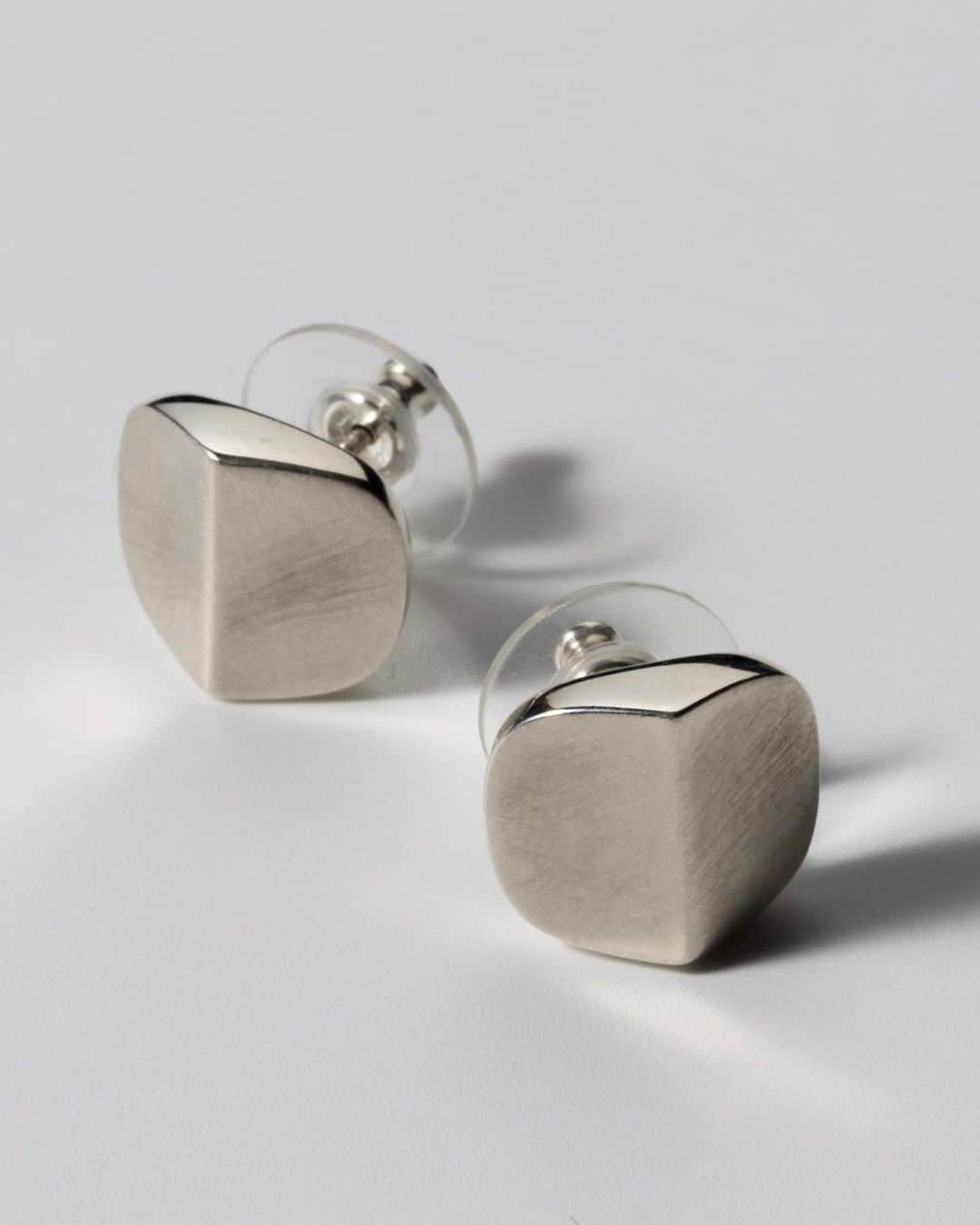 Hirotaka Jewelryのインスタグラム：「NEW “EQUINOX” PYRAMID EARRINGS #hirotakajewelry」