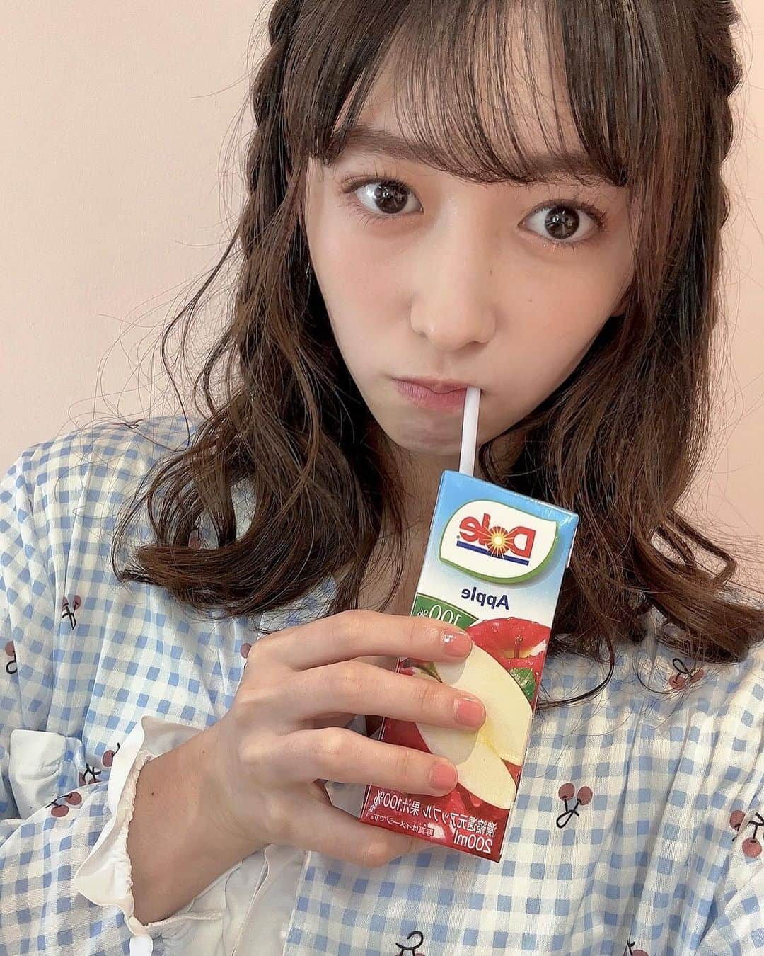 小泉遥香のインスタグラム：「￤𝓻𝓸𝓸𝓶 𝔀𝓮𝓪𝓻…💭🦄  #パジャマ #ルームウェア #さくらんぼ #りんごジュース #cherry #自撮り」