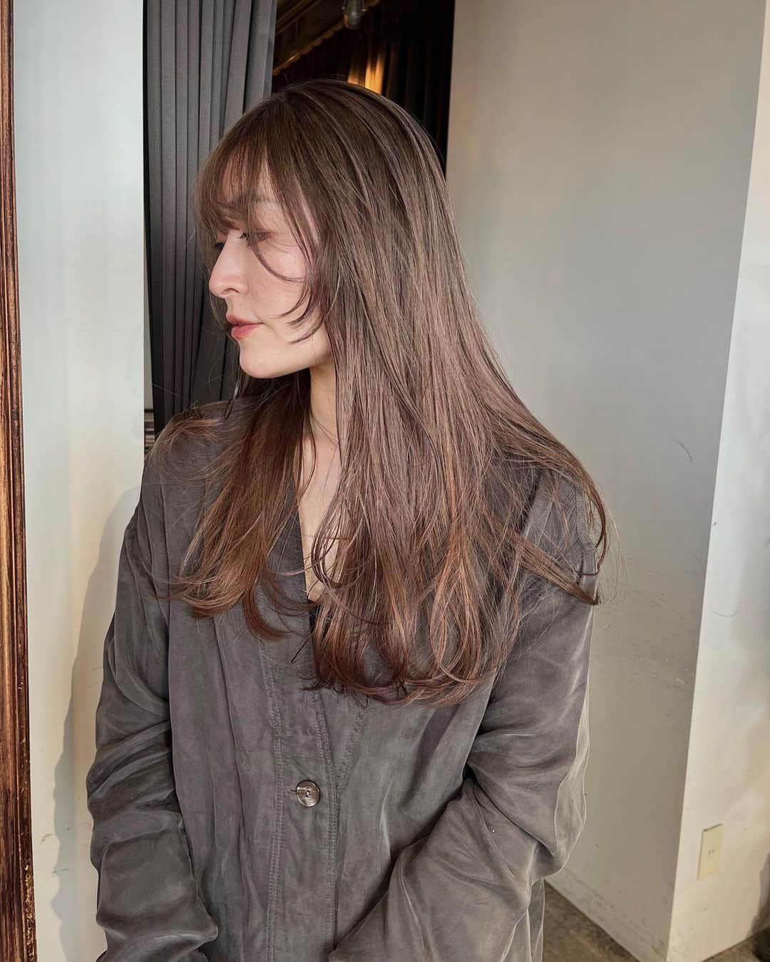 佐々木香奈のインスタグラム：「latte beige☕️ care bleach×1  cut ¥6600 cut&color ¥13200〜 cut&w color ¥19800〜 cut&highlight color ¥20900〜 cut&purm ¥13200〜 cut&digitalperm ¥17600〜 cut&straight perm ¥22000〜 cut &straight treatment ¥19800〜  ☝︎レングスやデザインによって 追加料金あり  weekday  10:00-16:00 sat.sunday  10:00-17:30」