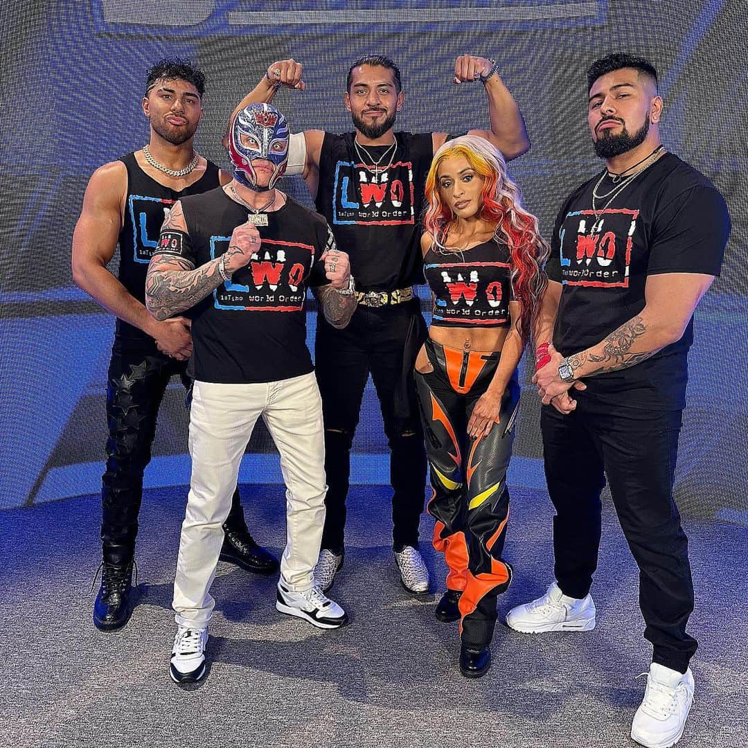 のインスタグラム：「#LWO Pride!! #VivaLaRaza🇵🇷🇲🇽」