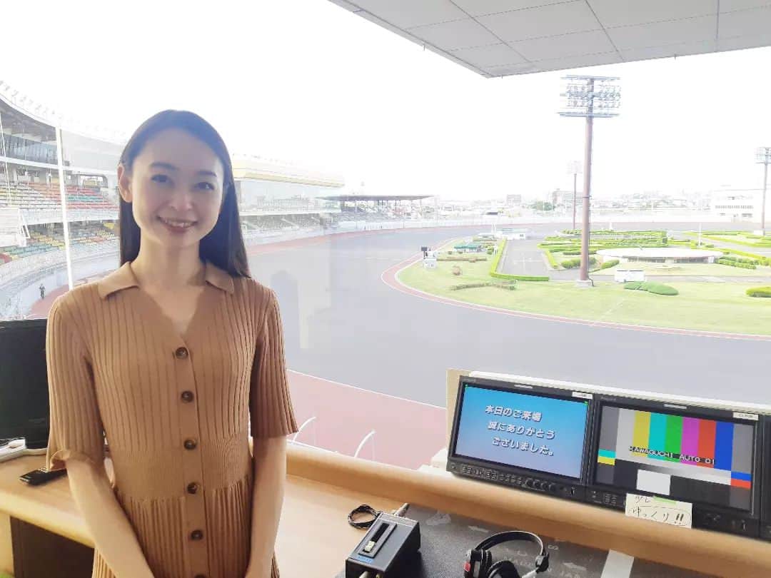 瞳ゆゆのインスタグラム：「今日は、川口オートレース中継3日目。優勝戦です🏍️  競馬とは仕組みが違うので新鮮🐴🥕  でも、公営競技のキャスターで間違いなく共通していることがあるので、そこは代役といえどプロ意識を持ってやっています😊  さー、今日も行ってきます！  #オートレース #川口オート #宝塚og」