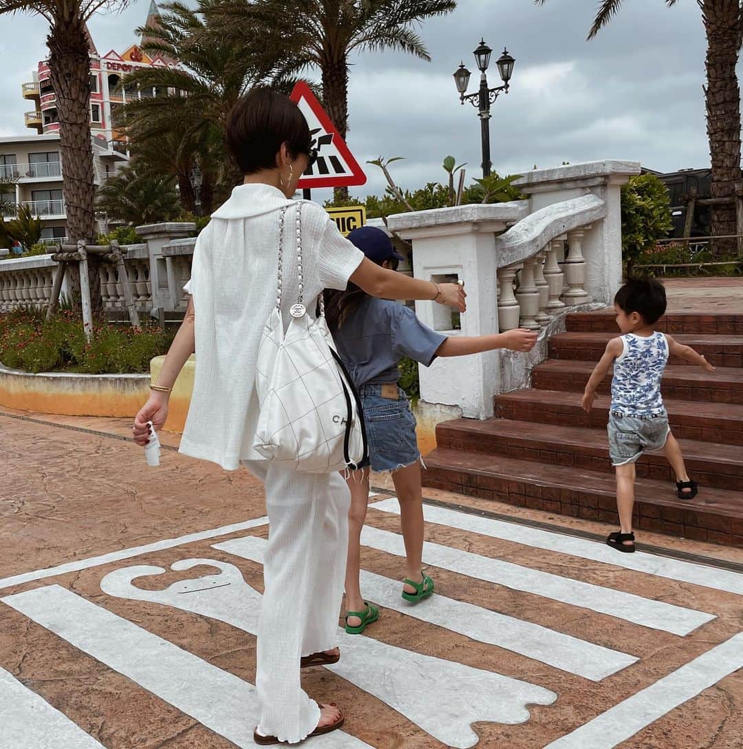 正中雅子さんのインスタグラム写真 - (正中雅子Instagram)「GW家族で久しぶりの沖縄に来ています🌴🌈  初日、移動の多い日に選んだのは スーパーストレスフリーな シャーリングカットシリーズを✈︎🫶  もーこの着心地最高で 日本生地を使用しておりもう国内に数台しかない旧式織機で作ったシャーリング生地なんです🇯🇵  メゾンでも使用されている高級感のある素材で伸縮性もあり🙆‍♀️  パンツは美脚シルエットでこの夏大活躍しそう！帰りもコレ履く✈︎✌️  GW明けの5/10 wed 12:00入荷のアイテムです！  #MACHATT #masaco服 #masacotravel  #沖縄#okinawa」5月6日 8時48分 - masacoshonaka