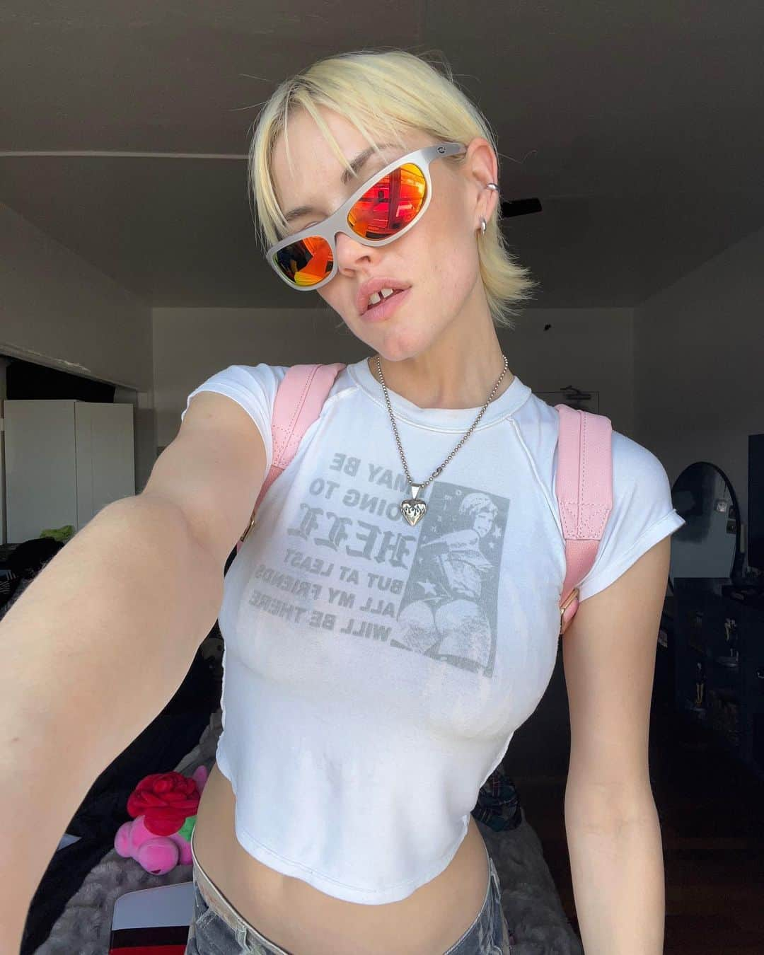 Ashley Smithのインスタグラム：「Felt cute not gonna delete later 🎀✨🎀  Sunnies by @shophotlava X @crapeyewear」