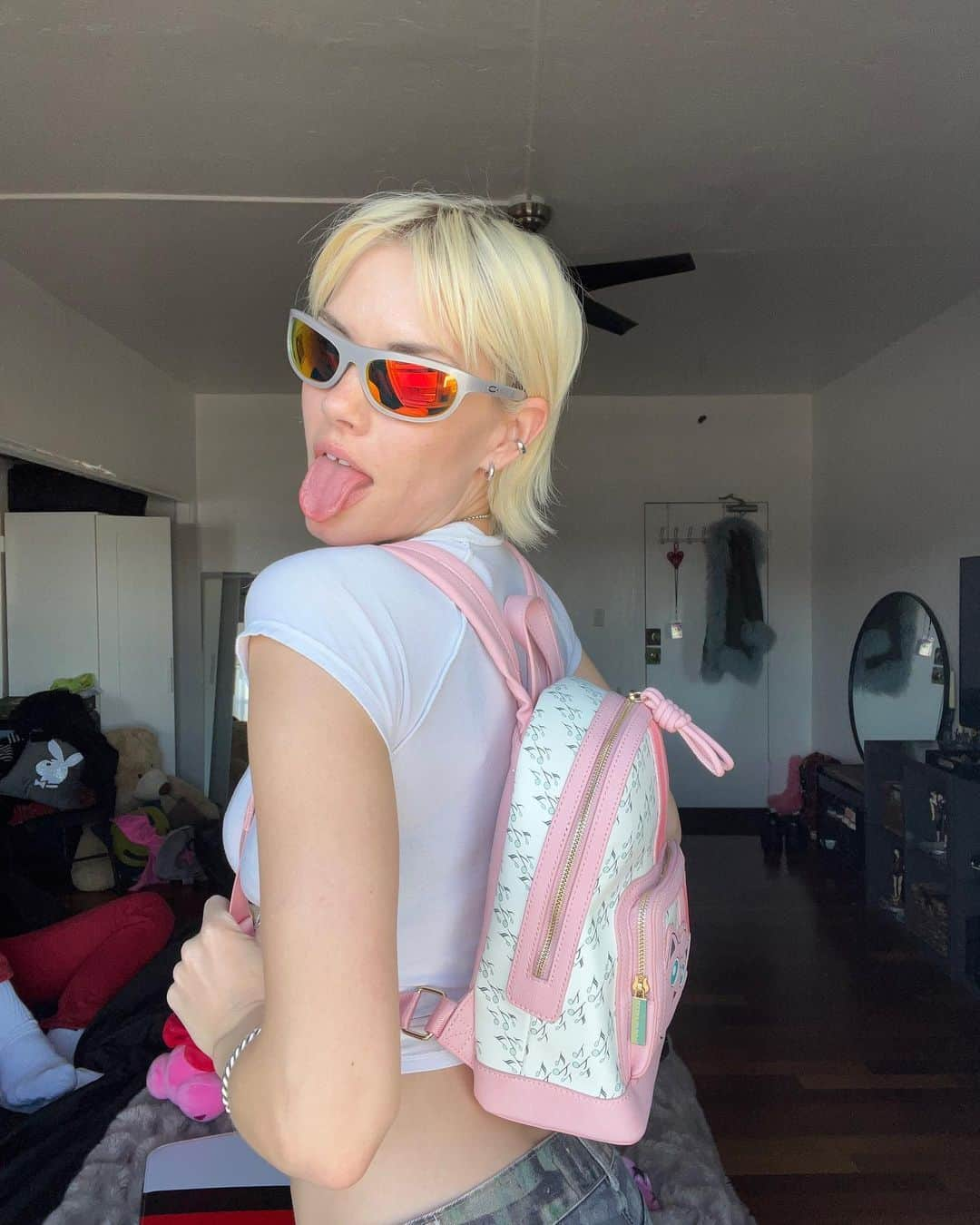 Ashley Smithさんのインスタグラム写真 - (Ashley SmithInstagram)「Felt cute not gonna delete later 🎀✨🎀  Sunnies by @shophotlava X @crapeyewear」5月6日 8時52分 - therealashsmith