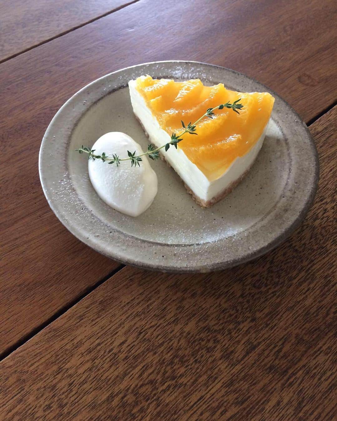 手紙社さんのインスタグラム写真 - (手紙社Instagram)「【手紙舎 2nd STORY】 日替わりでスペシャルなチーズケーキが楽しめる「G・C・W！　(ゴールデン・チーズケーキ・ウィーク！）」を開催中です。本日はオレンジが香るなめらかなレアチーズケーキにむずみずしいフレッシュオレンジをのせた「オレンジのレアチーズケーキ」をご用意しました。ぜひお楽しみください。 . 5/5MENU FOOD ・温泉卵とキャベツのカルボナーラ ・牛ほほ肉のオレンジトマト煮込み ・生パスタのナポリタン DESSERT ・チョコレートケーキ ・レモンのパウンドケーキ ・キャラメルバナナのタルト ・いちごとミルククリームのシフォンサンド ・オレンジのレアチーズケーキ . 2023/5/6 . #手紙舎#手紙舎2ndstory#カフェ#ゴールデンウィーク#オレンジレアチーズケーキ#デザート」5月6日 8時54分 - tegamisha
