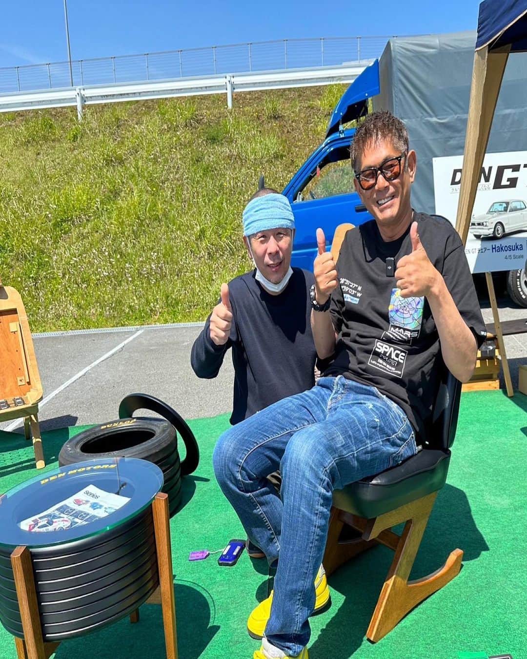 織戸学のインスタグラム：「@den_jin   手作り家具屋さんが、 制作する 本物の椅子やテーブル  木の温もりと  箱スカや S30Z などをモチーフにした 椅子は素敵すぎる  僕が座ってる椅子の足は Zの文字  マニアには たまらないでしょう。  そしてこのタイヤをモチーフにしたテーブルは、 輪っかになっており、 中にはミニカーなどを  可愛い。  まるで カットスリックタイヤ  @den_jin   https://factory-den.com/denmotors/  #maxorido」