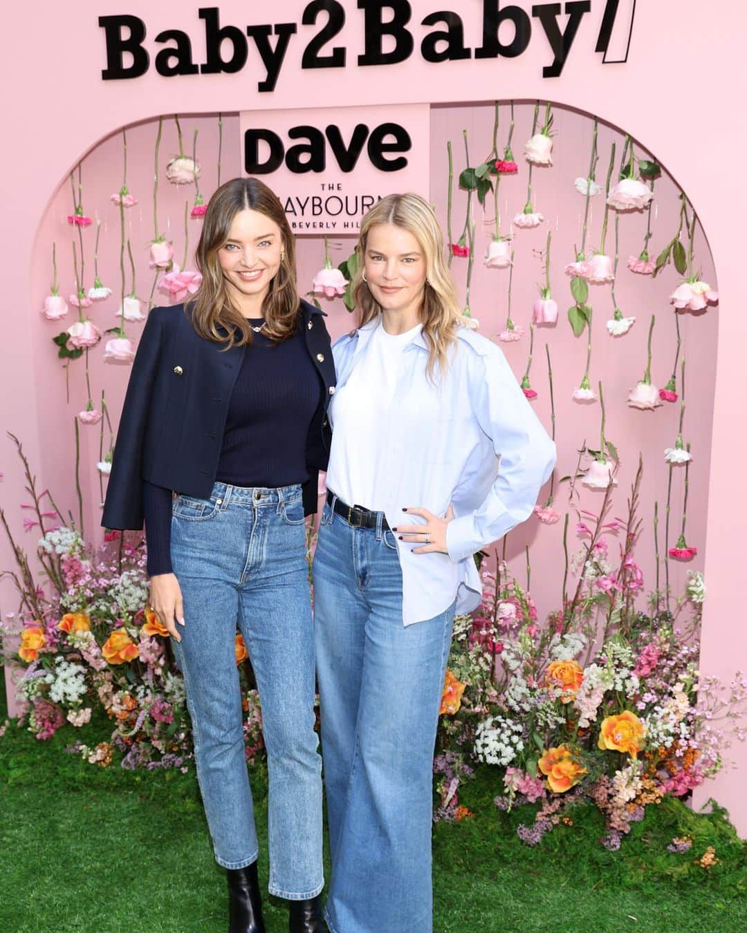 のインスタグラム：「What an amazing way to celebrate mothers - volunteering with the @baby2baby team 💕   Baby2Baby helps provide necessities to children living in poverty. Today we celebrated all the incredible Moms and distributed care packages including diapers, formula, clothing and other basics that every child deserves. Thank you @kellysawyer and @norahweinstein for continuing to drive such an important mission!」