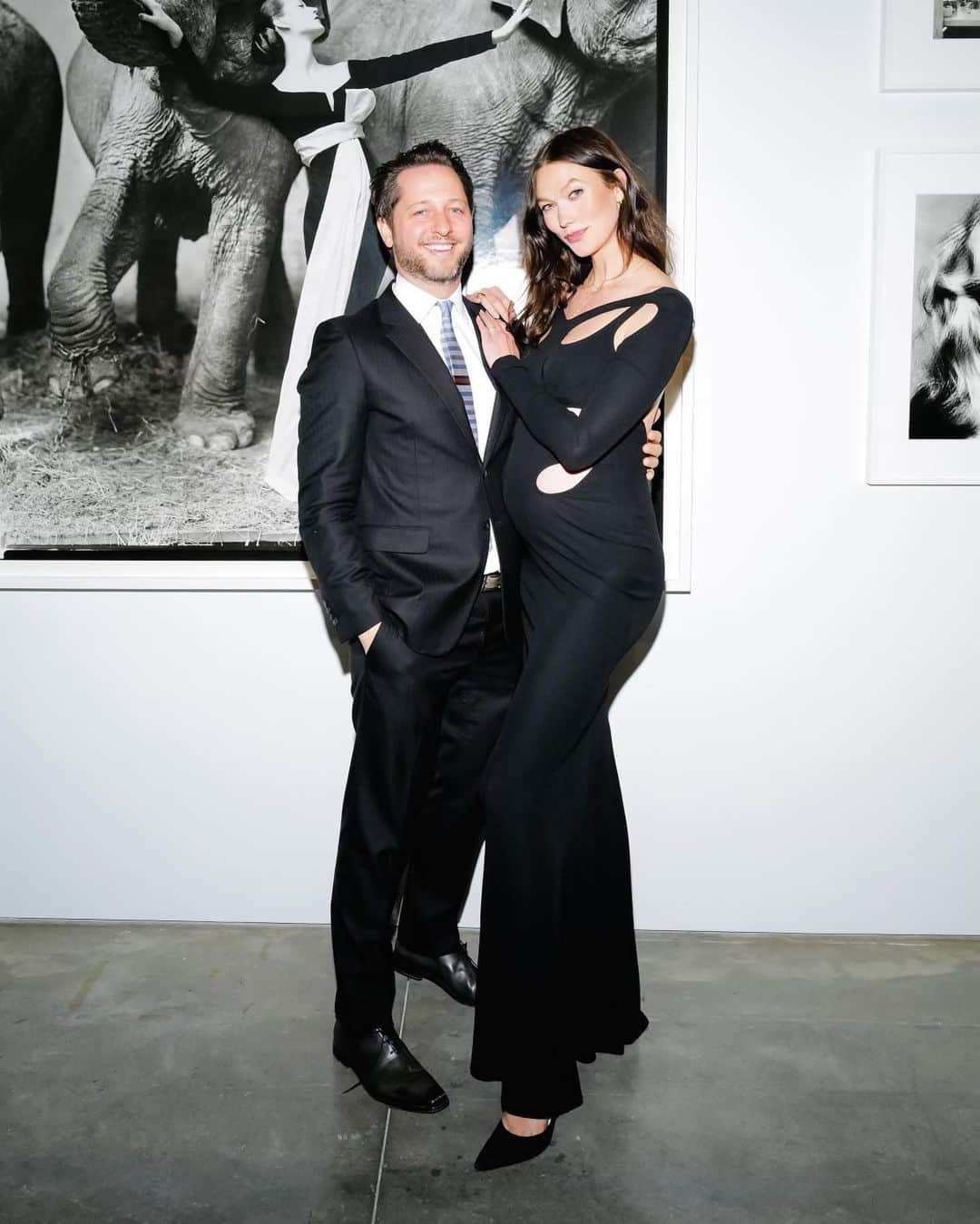 カーリー・クロスさんのインスタグラム写真 - (カーリー・クロスInstagram)「Richard Avedon was born 100 years ago and last night we celebrated his legendary career. The exhibition was curated by my big brother @derekblasberg and included many of the most iconic images that continue to influence fashion photography today. ✨ I still see these photos on mood boards today, 60 years later… Congrats to @gagosian and @avedonfoundation on the show 🖤」5月6日 8時56分 - karliekloss