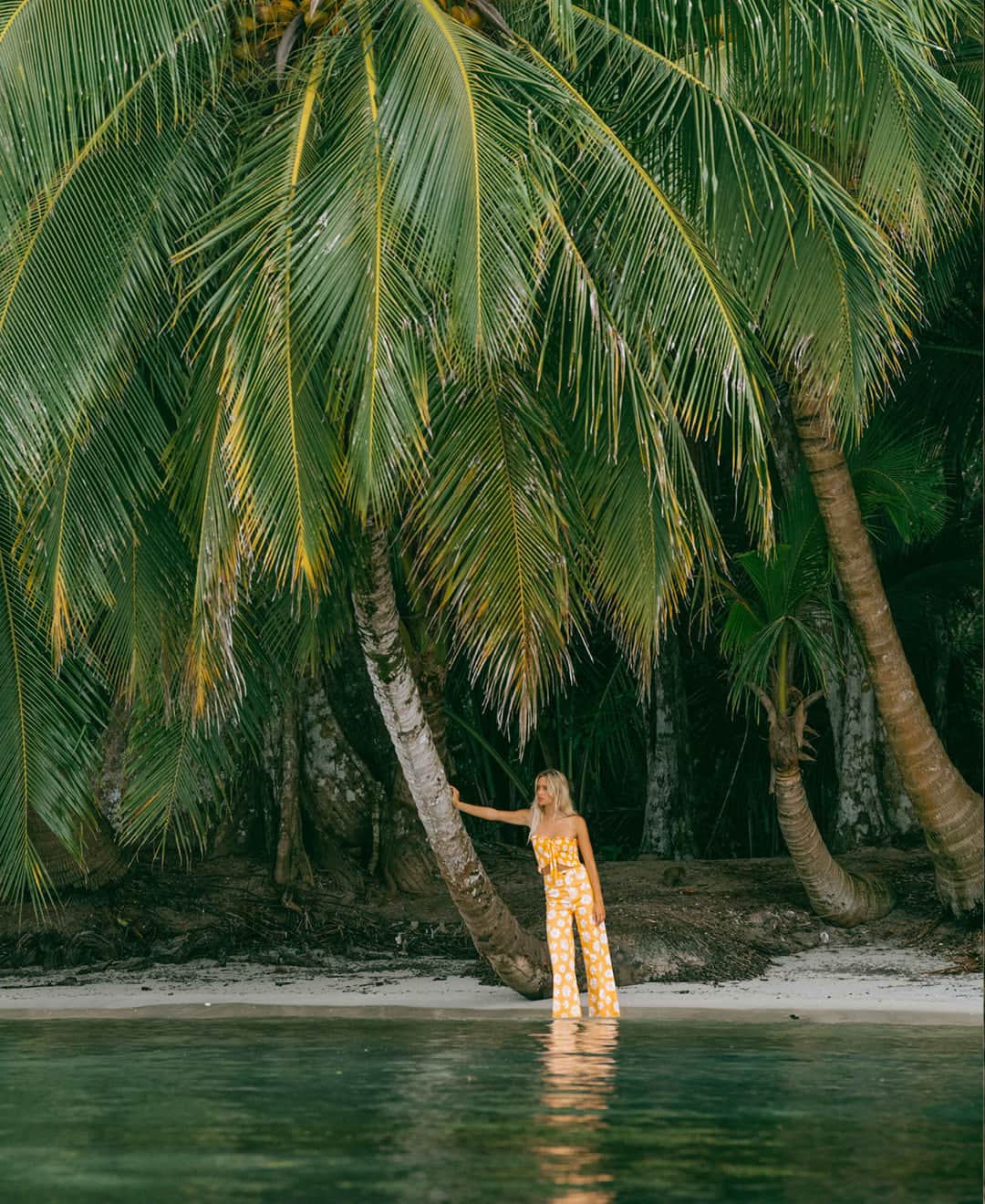 BILLABONG WOMENSのインスタグラム：「Calling all Summer Folk... our favorite season has arrived!! Drop a 🌴 emoji below if you're one of us.」