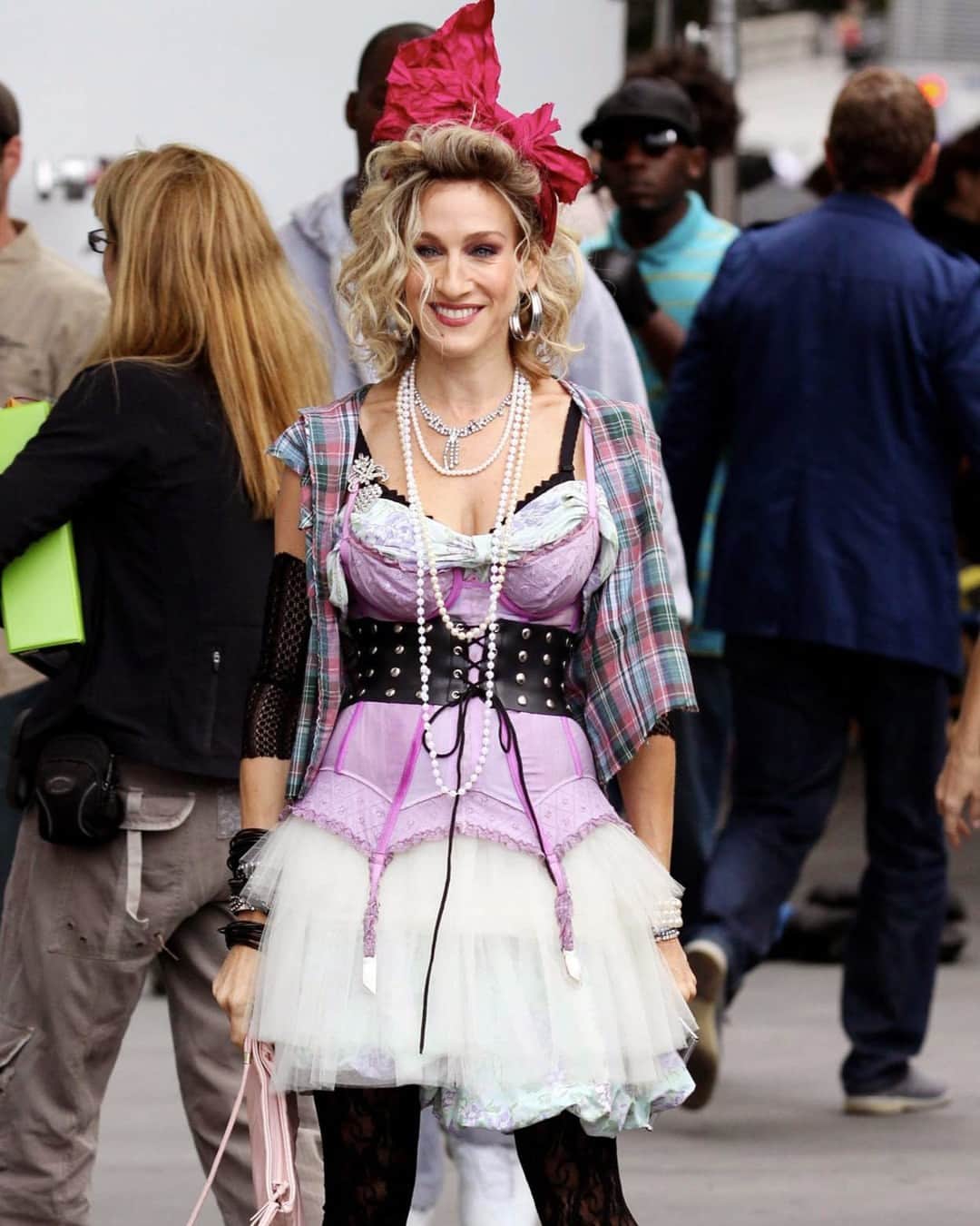 ベッツィジョンソンのインスタグラム：「Desperately Seeking Carrie...in this Betsey throwback look. 🎬」