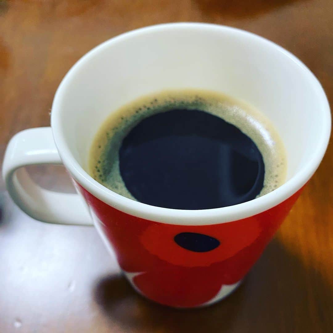 のインスタグラム：「コーヒーチャレンジ☕️  おはようございます！ 本日もコーヒーから！ (52日目)  昨日は阪神百貨店パンテラス、 そしてお店もたくさんのお客さんに来て頂きました。 ありがとうございました。  本日は土曜日限定 キセキのぶどう食パン の日です。  太陽の光をたっぷり浴びた甘味の強いカリフォルニアレーズンをラム酒漬けにし、定番の角食パンの生地とは違う、ラム酒漬けレーズンに一番合う最高に相性の良いパン生地を使ってます！  このパン生地は、嫁がパンの修業をさせていただいた丹波にある  市島製パン研究所 三澤孝夫さん  から受け継いだやま食パンの生地を使用！もっちりしながらも、サクッと軽い感じが特徴！食べ応えも充分な食パンです！  当初ぶどう食パンにのみ使用していた市島生地ですが、この生地の普通の食パンも食べたい！と、たくさんのお客さんからのお声を頂き、ご要望にお応えして  月曜日限定　市島やま食パン  として販売開始されました。  週に一度のキセキのぶどう食パン  そのまま食べても美味しいし トーストしてバターのせても美味しいし 軽く砂糖まぶしても美味しいし  とにかく美味しいし！ 是非一度ご賞味ください😊  皆さん、今日も良い一日を！  #吉本新喜劇 #カバ #コーヒーチャレンジ #苦手なコーヒーをお茶の感覚で飲めるようになるまでの道のり #コーヒー #coffee #コーヒーチャレンジ #coffeechallenge #カフェ #Cafe #吉本新喜劇 #yoshimotoshinkigeki #カバ #kaba #カフェ巡り #喫茶店巡り #カバッチグー #どーゆーそれー #次はどこでコーヒー嗜も？ #皆さん、今日も良い一日を！」