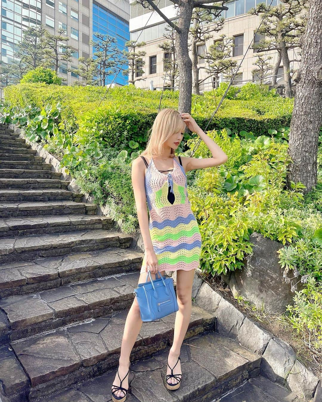 marinさんのインスタグラム写真 - (marinInstagram)「おはようございます🌞☺️ 前髪を何年振りかに作ってみたょ🐰💗 どうかなぁ？😳 雰囲気がだいぶ変わりますね♪ みんなはどっちが好きですか？🥹💓 教えて📝 @eisho_takahashi thank you😊✨🌈🌞 そしてたまにやるバックを反対向きに 持つアホな写真🤳(笑)」5月6日 9時03分 - maririn__78