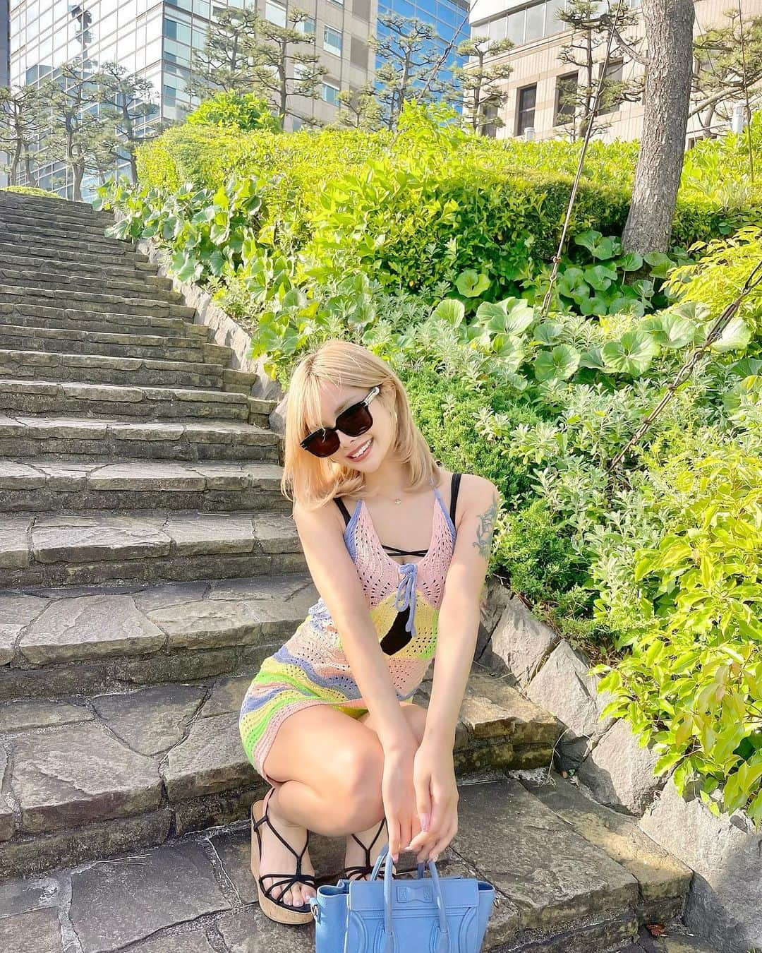 marinさんのインスタグラム写真 - (marinInstagram)「おはようございます🌞☺️ 前髪を何年振りかに作ってみたょ🐰💗 どうかなぁ？😳 雰囲気がだいぶ変わりますね♪ みんなはどっちが好きですか？🥹💓 教えて📝 @eisho_takahashi thank you😊✨🌈🌞 そしてたまにやるバックを反対向きに 持つアホな写真🤳(笑)」5月6日 9時03分 - maririn__78