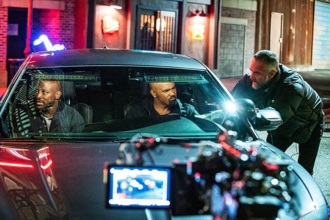 シェマー・ムーアさんのインスタグラム写真 - (シェマー・ムーアInstagram)「It’s that time baby!!! @swatcbs Friday starts now!!! Let’s Go!!! 👊🏽👊🏽🔥🔥💯💯」5月6日 9時05分 - shemarfmoore