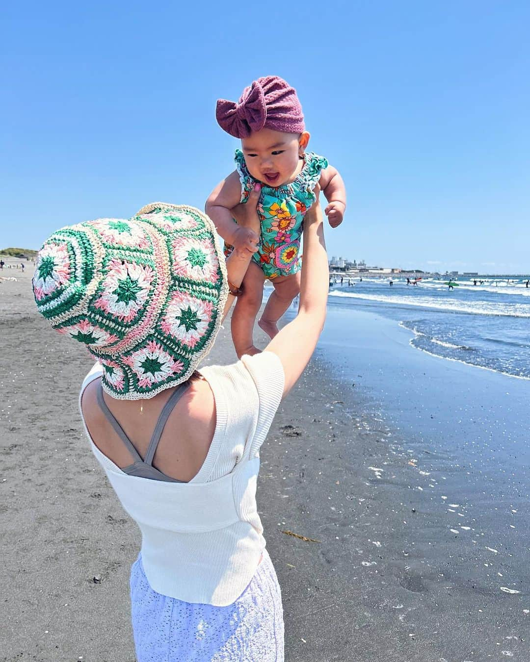 斎藤菜々子さんのインスタグラム写真 - (斎藤菜々子Instagram)「. 👶🏼初めての海。 まだ足元だけ👣 泣くこともなく 砂にも懸命に向かい （食べるから阻止したけど） 早く一緒に海に入れるのが楽しみ💕  お風呂でも顔に水かけても泣かないし、水に強い子に育っておくれ〜☀️  . #__hana__ #生後6ヶ月」5月6日 9時05分 - nanacoco.7