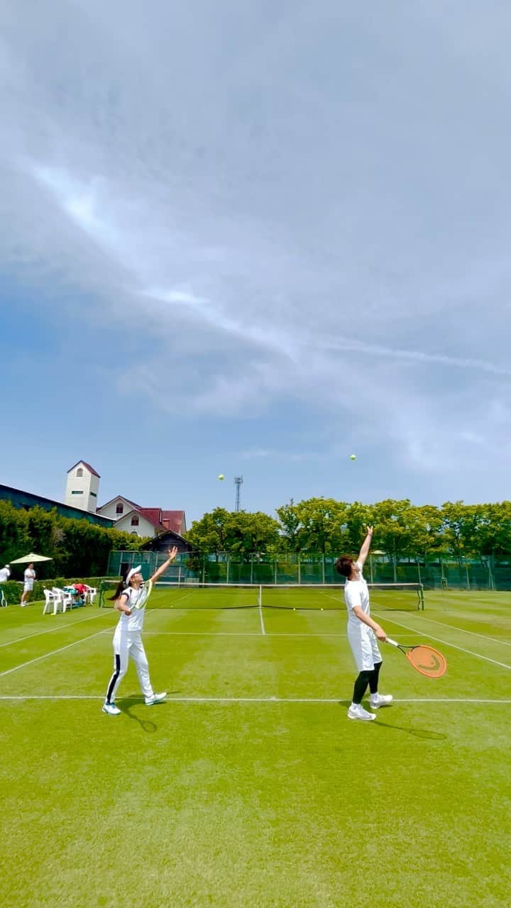 宇野真彩のインスタグラム：「おはようございます🌤  @trickshot_head さんと🎾✨ 今日は久しぶりのお休みなので、 お家でしっかりと充電します😇⚡️🔌」
