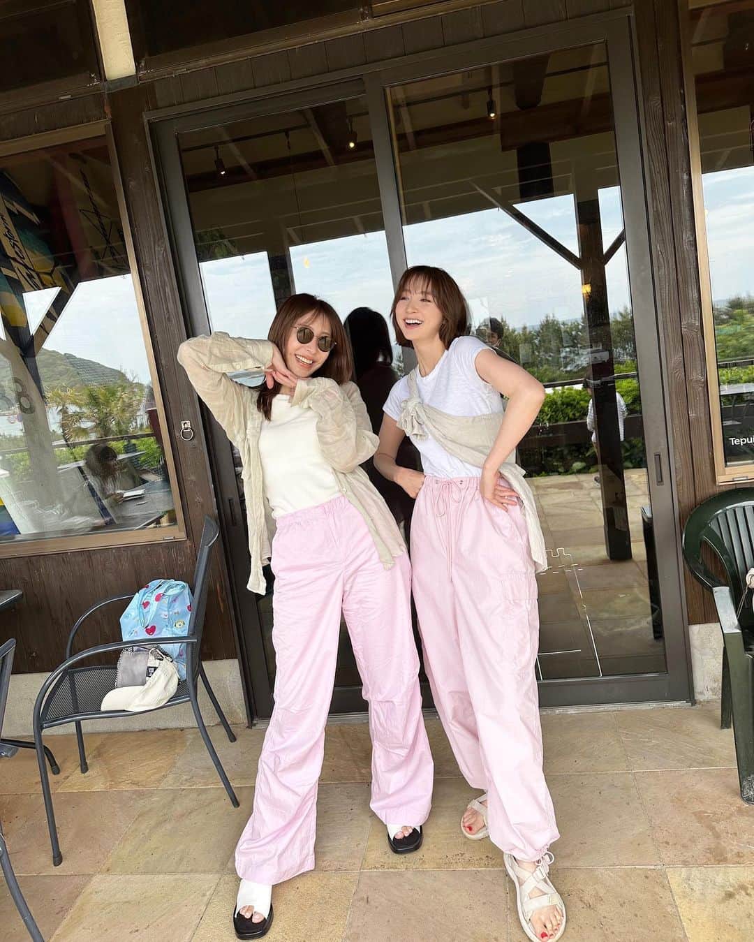 篠田麻里子のインスタグラム：「地元友達皆んなでBBQ✨ いつも最高過ぎる🥺 本当何しても笑える仲間達ってありがたいよね🤣✌️  毎回帰るたびにBBQ開催してくれたり集まってくれて😘 変化はしてるんだけど変わらないところ🤣 お互いの成長見れて楽しいね💕 改めて良い友達に恵まれて幸せだ✨ 23年目もよろしく👍  PS.服はたまたまのオソロでした笑 #同中#高校同級生#地元友達#糸島#マリ活」