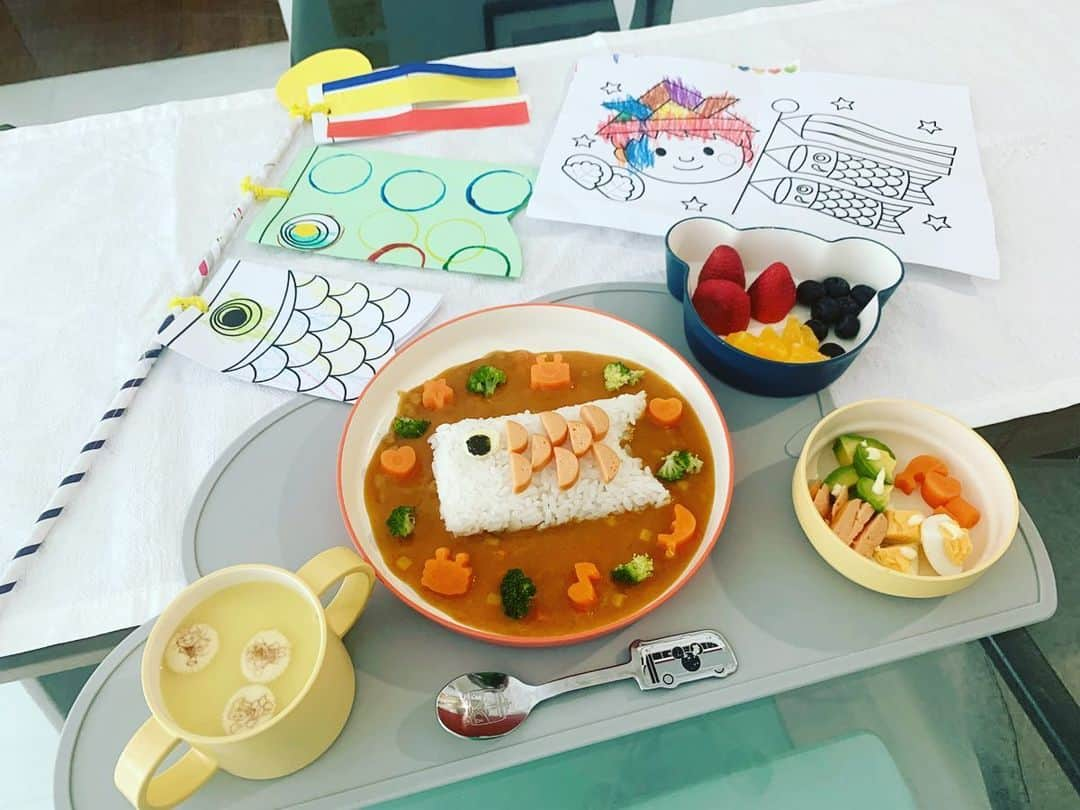 瀬間友里加のインスタグラム：「Happy Children’s day🎏👦🏻 昨日のこどもの日🎏夜ご飯🍛🩵 鯉のぼりカレーで楽させてもらいました🤣学校の制作物もかわいかったな❤️🥰 昨年は鯉のぼりの歌を歌えなかったのに、今年は歌えるようになって成長を感じてうるうる🥹❤️ あぁ伊勢丹まで柏餅買いに行きたかった(自分が食べたかった😂) @tak_takenaka さんの食器は息子が小さい時からのお気に入り🤩#singaporelife #シンガポール生活 #シンガポールライフ #シンガポール子育て #こどもの日ごはん」