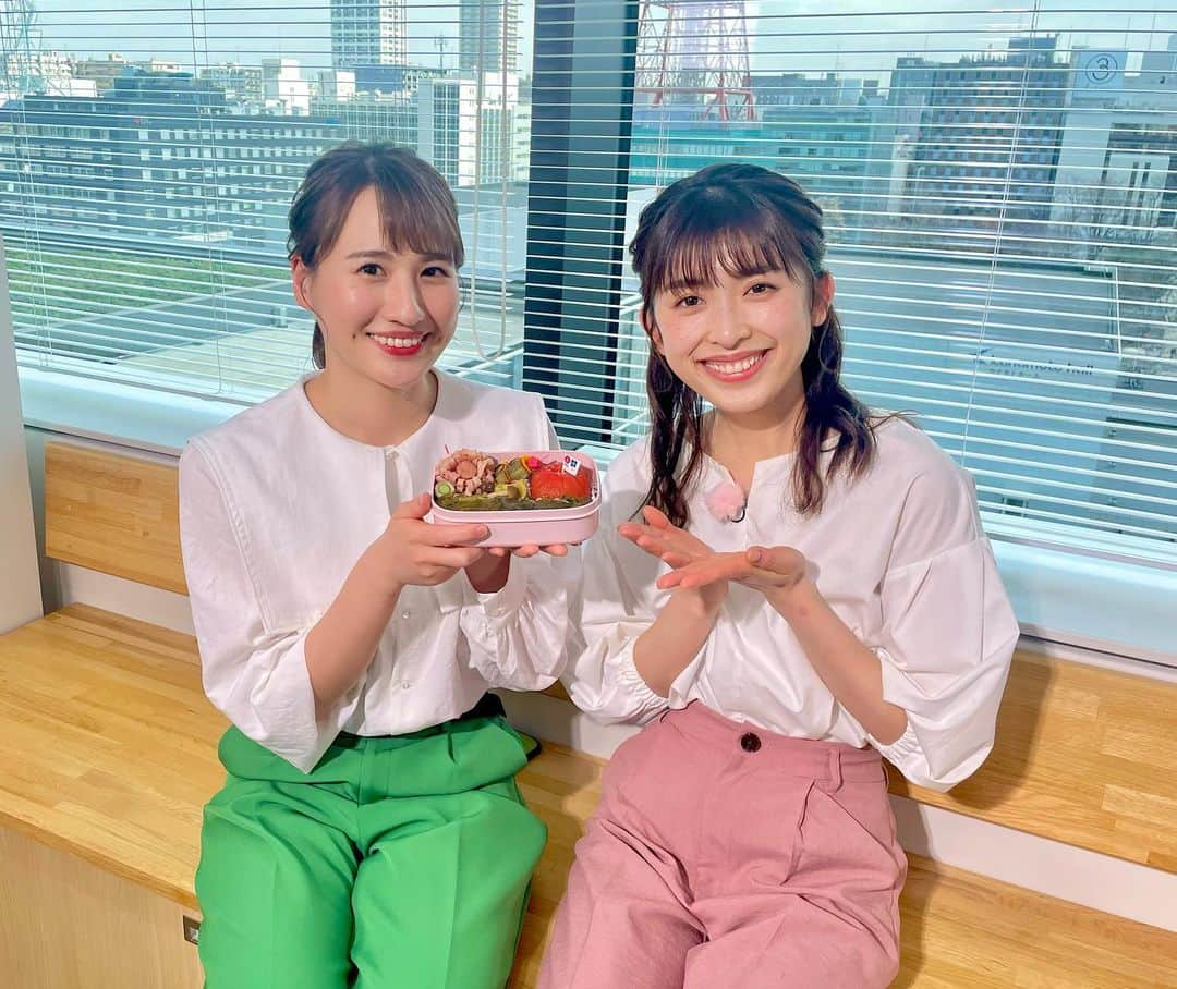 福永裕梨のインスタグラム：「お花見お弁当作り🌸🍱 ⠀  ユリエちゃんとの初ロケでした〜！ お助けアイテムを使って初めてお弁当を作りました☺️（笑） ⠀ 裏側ではバタバタしていたんですが、 VTRでは随分スマートにできた感じになってます（笑） 参考になれば幸いです…😳 ⠀ このあとのイチモニ！で🙆‍♀️🌸  #お花見 #お弁当 #お花見弁当 #桜🌸 #お弁当作り #イチモニ！ #大野ユリエ さん #アドバイザー（笑） #福永裕梨 #アナウンサー」