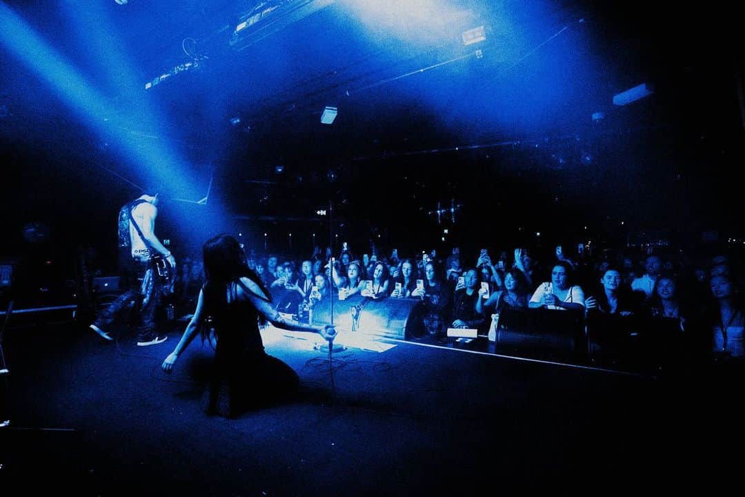 マギー・リンデマンのインスタグラム：「melbourne 🖤」