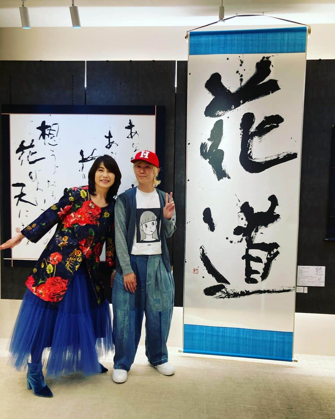 山田義孝のインスタグラム：「🖌️🖌️🖌️ 帝国ホテルで行われている 矢野きよ実さんの展示へ✌︎ @yanokiyomi  きよ実さんと会うと何故か泣きそうになります。 包み込むように笑う人。 沢山のお話をして、一緒に文字や言葉を描きました。 最後に一枚うちの母親の口癖を書かせてもらいました✌︎  心洗われる時間でした ありがとうございました。 #矢野きよ実 #帝国ホテル東京」
