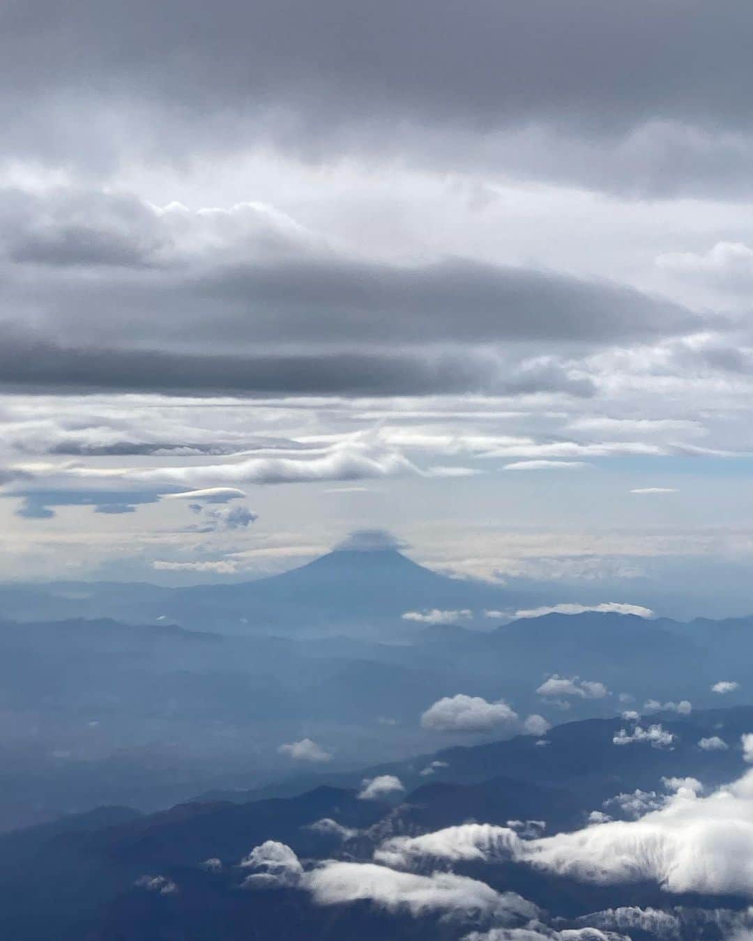 堀下さゆりさんのインスタグラム写真 - (堀下さゆりInstagram)「おはようございます。  石川の地震、心配です。 北陸の皆さん、大丈夫ですか？ 青森も揺れたのですね。  皆さん、どうかご無事で。  今日は愛知に来ています。 写真は今朝の富士山と、乗ってないけど見つけたポケモンジェット。  愛・地球博記念公園 モリコロパーク大芝生広場で、13時から 全日本うまいもの祭り2023 イベントステージで歌います。  楽しんでいただけるよう、がんばりますね…😊」5月6日 9時35分 - sayurihorishita