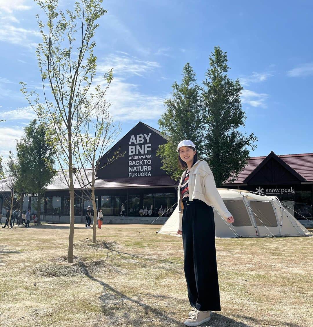 山崎萌絵のインスタグラム：「𓂃🐄  GW前半はリニューアルした油山に行ってきました。もーもーランドと言えばソフトクリーム🍦 お昼時は大行列でしたが、相変わらず美味しい😋  GWの期間だけ出店しているパエリアも頂きました🥘  前より食べるところが増えている印象📝 スタバもできて、スノーピークのお店もあって、次はキャンプしたいなぁ⛺️ でも👶がいるからだいぶ先になりそう。。  9時に入って12時に帰ったらスムーズに行けました🚗🚗🚗  #aburayamafukuoka  #もーもーランド　  #乳搾り体験はチケット取れず #次回リベンジ」