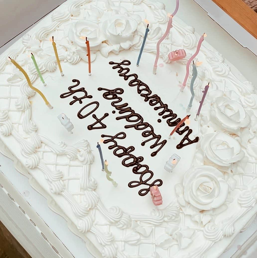 yuiのインスタグラム：「🎂🤍 イベントいっぱいのGW. 　 両親の結婚40周年パーティー をみんなで🎉 実はおいしいと噂の コストコのケーキを オーダーしたけど、 想像以上にデカかった！ (まだ冷蔵庫と冷凍庫にいるよ...) キャンドルデコレーションは 孫たちで👦🏻👧🏻👧🏻♡ みためもほぼウェディング ケーキのようだったから、 40年ぶりにふたりで ケーキ入刀をしてもらったよ👴🏼👵🏻  こどもの写真はたくさん撮るけど、 普段の両親の写真って なかなか撮る機会が少ないから この日は写真と動画係を買って出て いちにちをまとめたムービーを 作って贈ったよ🎞  40周年おめでとう⛪️🤍」