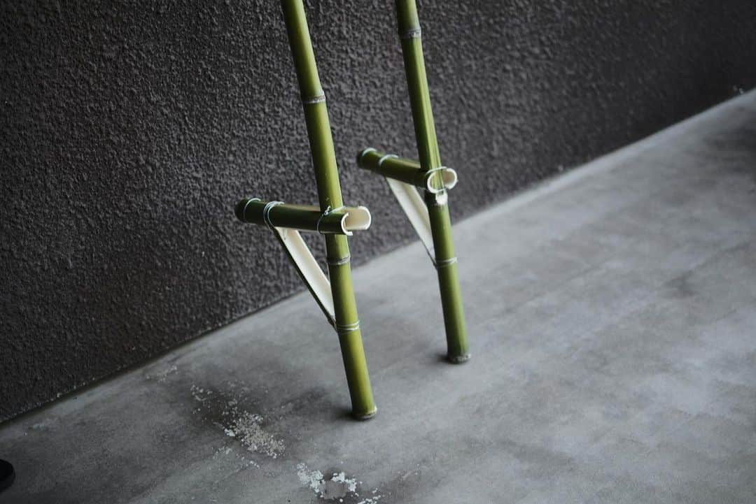 谷尻誠さんのインスタグラム写真 - (谷尻誠Instagram)「竹を切って竹馬を作った。 昔は、自分で遊びを作り出していた。 これがクリエイティビティの原点だと思う。 Cutting bamboo to make stilts. In the old days, people made their own games. I believe this is the origin of creativity. #あそび #クリエイティブ」5月6日 9時39分 - tanijirimakoto