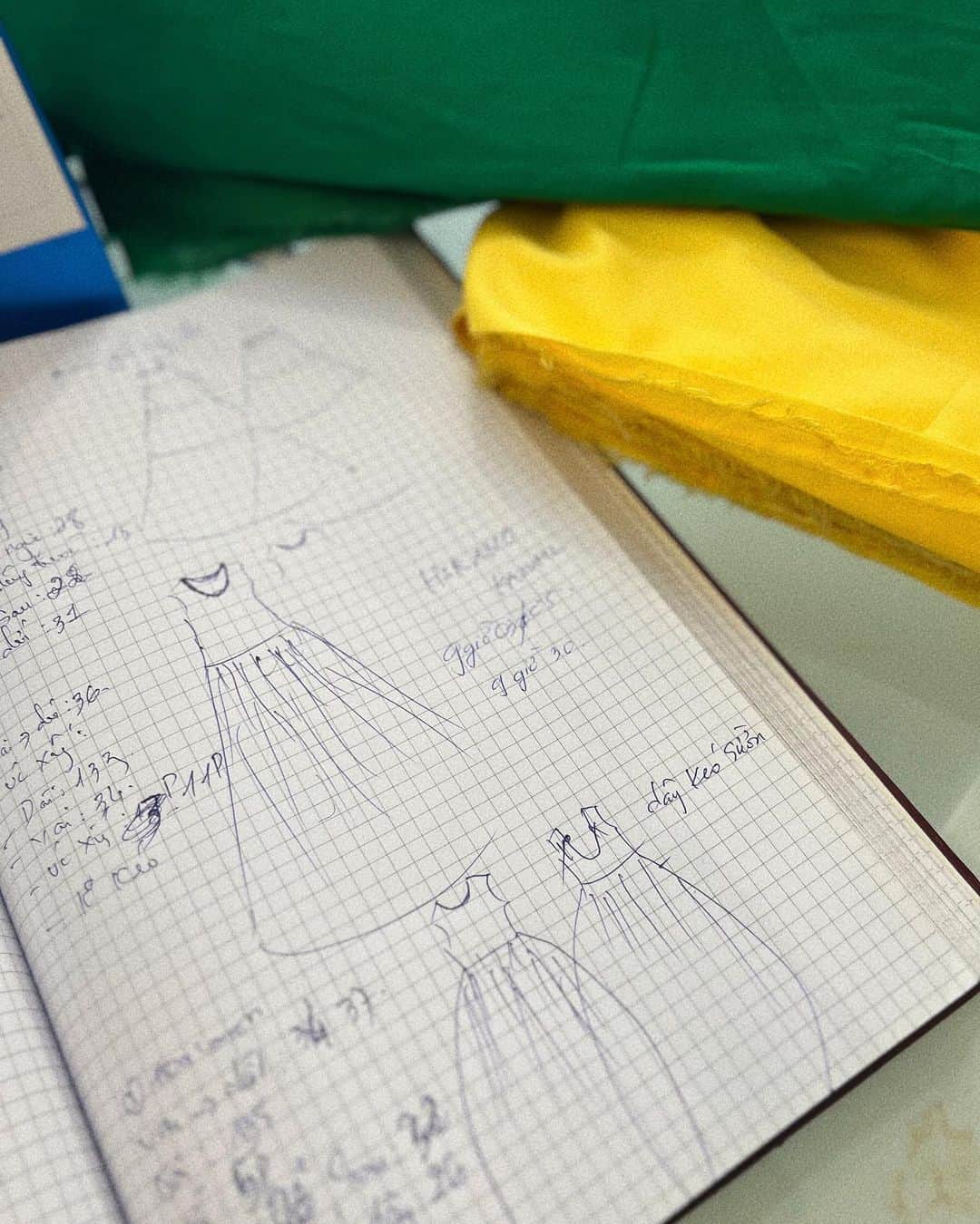 kazumiさんのインスタグラム写真 - (kazumiInstagram)「今回の旅ではホーチミンのテイラーで 服を仕立ててみたよ🇻🇳 完全オーダーメイドをできるお店が何件かあって 私は滞在中に着たかったから 2日で仕上げてくれるテイラーRalanへ👗  お店に置いてある生地からセレクトして、 自分の欲しいデザインを伝えてオーダー。 （市場で買った生地を持ち込むのも可能。 私は市場で見つけられなかった😂） リゾートで着たいから 鮮やかなグリーンのキャミワンピース ブルーのリネンの背中開きワンピース 黒の総レースのワンピースの3着を作ったよ🏖  採寸して作ってくれるから身体にピッタリ🥹 選ぶ生地と分量にもよるけれど 私のは3着で25,000円くらい。 ワンピースは40ドルかららしい！ 日本語が通じるのでお願いしやすい◎  出来上がるまではソワソワだったけど 全部可愛いくできて大満足😍 イメージの写真とかがあったら スムーズにオーダーできるかも🤭  ダナンのホイアンに行ったら ちょっと綺麗めなテイラー屋さんが多くて ダナンで作るのも良さそう！と思ったよ💜 #ベトナム#ホーチミン#ダナン#ホイアン#ベトナム旅行#オーダーメイド服#テイラーララン#ralan#kazumi旅服#kazumi旅」5月6日 9時54分 - kazumi0728