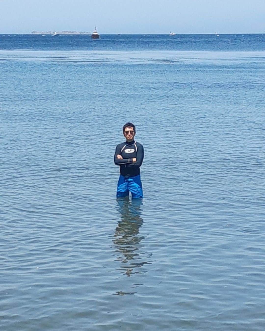 亘健太郎さんのインスタグラム写真 - (亘健太郎Instagram)「本日、20:00〜フジテレビ「新しいカギ」に出演します‼︎是非、観て下さい‼︎ ⁡ 写真はこどもの日に家族でBBQに行って海に入れそうだったから入っちゃった写真。海水はまだちょっと冷たい。でも子供は唇紫になっても喜んで入ってたよ‼︎ #アメカジボーイズ  #amecajiboys  #アメカジ  #アメカジ散策  #byボーイズ長  #気になるアイテムありますか？ 《告知》 「アメカジボーイズyoutube生配信」  日付: 2023年5月6日(土)23:00〜 こちらを↓↓↓↓↓↓↓をクリック‼︎ ⁡ https://www.youtube.com/live/3MUdN-QFVpY?feature=share ⁡ #フルーツポンチ亘　 #パンクブーブー哲夫　 #ニブンノゴ大川　 #オリオンリーグ玉代勢　 #LLR伊藤　 #まんじろう米女　 #素敵じゃないか吉野　 #べこ #すしまる菊地 ⁡ youtubeチャンネル『channel WATARI』を開設しました‼︎登録宜しくお願い致します‼︎ 『channel WATARI youtube』 https://youtube.com/@channelwatari ⁡ 『channel WATARI instagram』 https://instagram.com/channelwatari?igshid=YmMyMTA2M2Y= ⁡ 『channel WATARI Twitter』 https://twitter.com/channelwatari?s=21&t=i7_xUDRRoP2eTVWHukx32w ⁡ 『channel WATARI Facebook 』 https://www.facebook.com/profile.php?id=100090743748379&mibextid=LQQJ4d ⁡ youtubeチャンネル『アメカジボーイズ』を開設しました‼︎チャンネル登録お願い致します‼︎ 『アメカジボーイズ』 https://www.youtube.com/channel/UCcEOJTJGZZ0hEruuMpxvqsw  ⁡ 『アメカジボーイズFacebook』 https://www.facebook.com/amecajiboys/」5月6日 9時47分 - watarikentaro