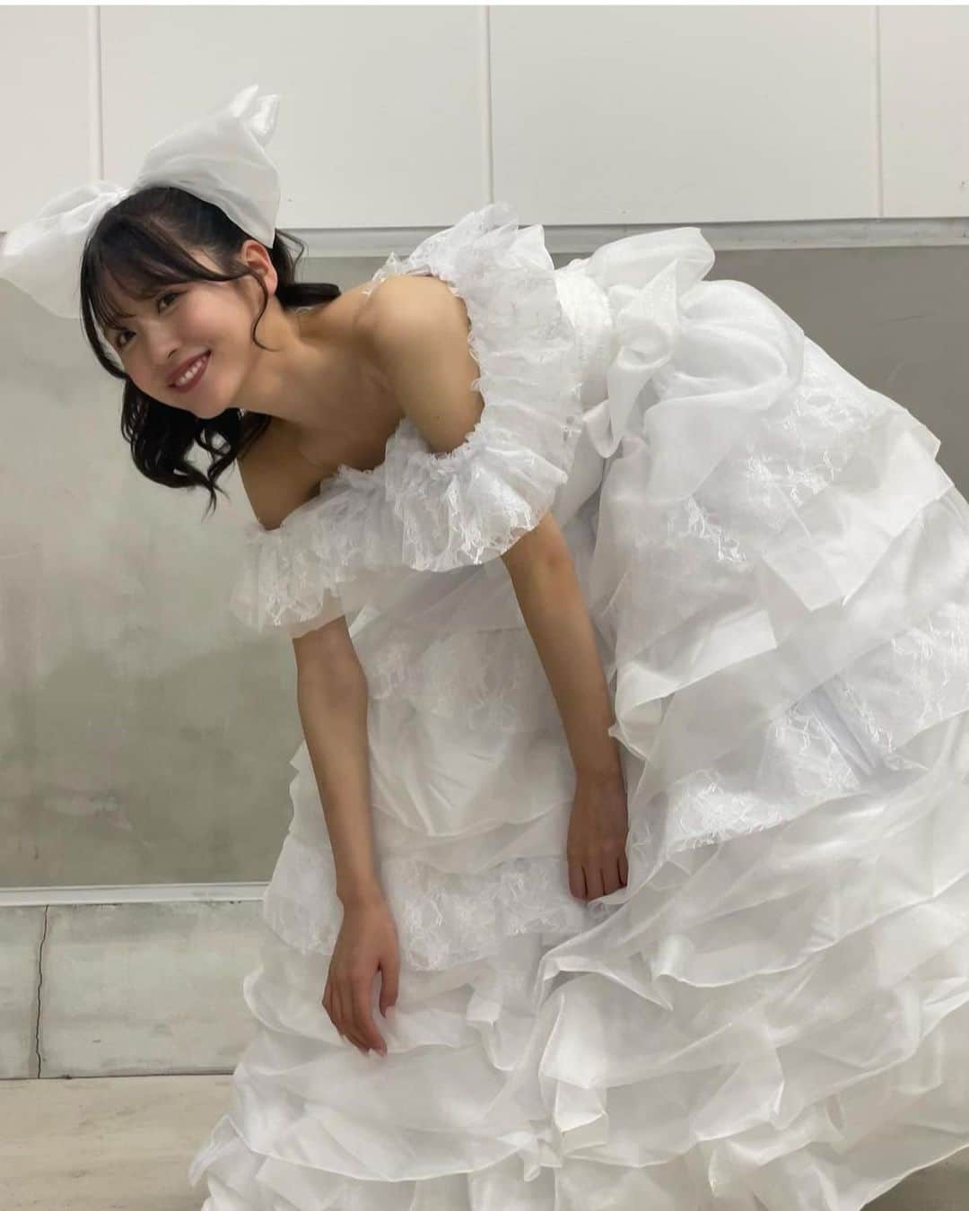 櫻井優衣のインスタグラム：「@nishiyamamiya  さんが作ってくださったデカリボンウェディング風衣装！かわいい！  #ふるっぱー　#櫻井優衣」