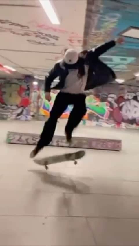 Hall Of Meatのインスタグラム：「Even flatground can break bones. You can get hurt looking at a skateboard. Or just thinking about one. @void_kvlt Vid from @saabriza」