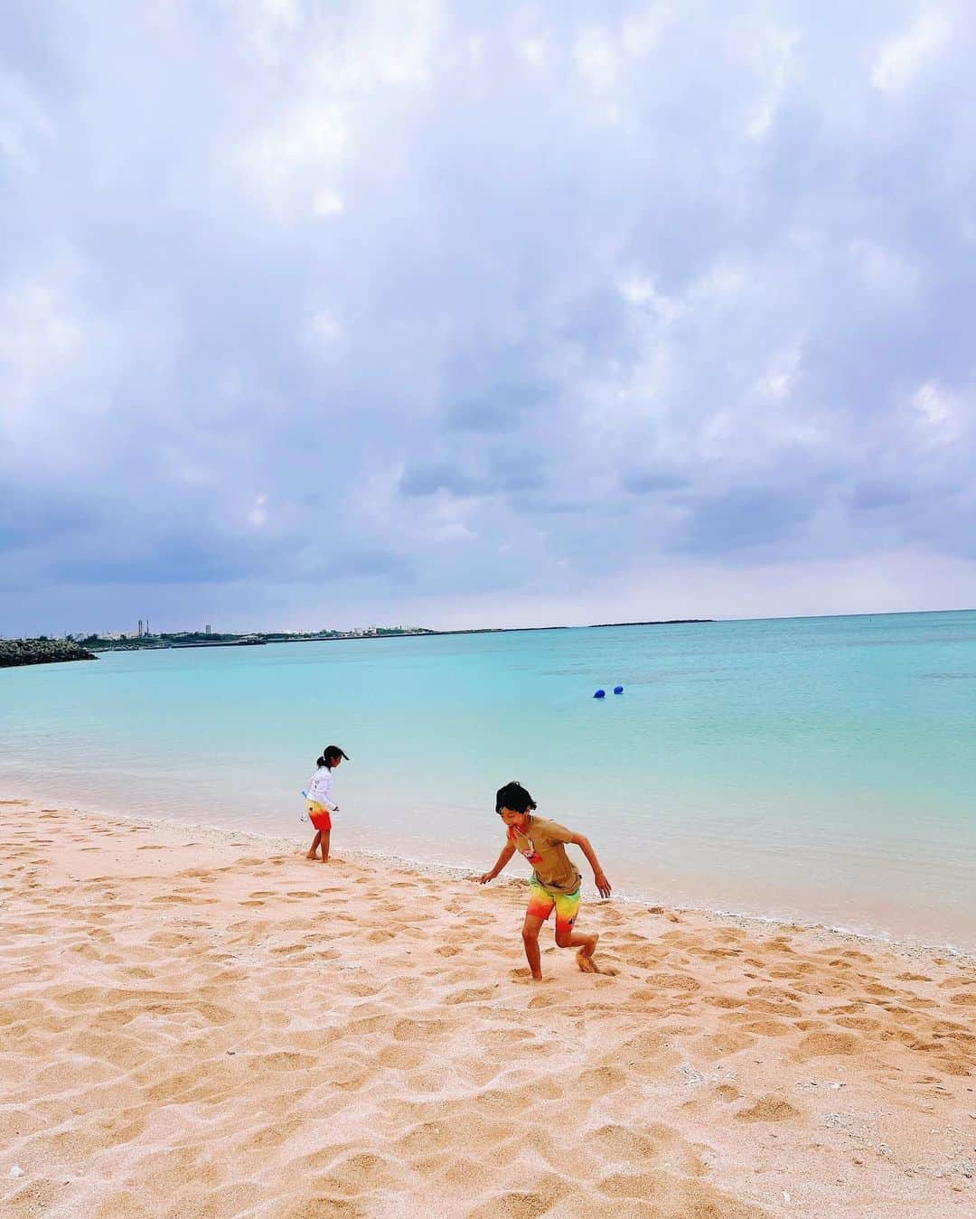 スザンヌさんのインスタグラム写真 - (スザンヌInstagram)「Day1  GWは大好きな与論島に🏖 お天気には恵まれなかったけど 与論のみんなの優しさあったかさに 心はぽっかぽか🫶灼熱でした🔥  それに少しくらい寒くても子どもたちはお構いなし🙆‍♂️🙆‍♂️ 毎日海で、プールで、お風呂で 泳ぎまくってました🏊‍♂️  島の人たちみんなおかえり〜って迎えてくれてそれが本当に嬉しくて おかえりの言葉が大好きになる。 島の友達も家族が増えて赤ちゃんが産まれて可愛いたまらない！ また成長が楽しみだなぁ🫶  BBQ🍖でもご飯屋さんでも 有泉でてくるのなんで🍶🥺🙏？笑  モリンガ麺って与論のソールフード？みたいなのが本当美味しくてお腹いっぱいなはずなのにするする入った🤤💚  #与論島 #与論 #与論島観光 #ヨロン #ヨロン島 #ヨロンブルー #ヨロンフォト #与論島グルメ #鹿児島 #奄美群島 #gw旅行 #モリンガ #有泉」5月6日 10時02分 - suzanneeee1028