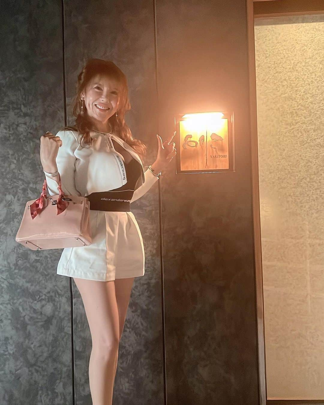 美香のインスタグラム：「⭐️「食」への情熱❤️‍🔥⭐️  美食のためだけの博多旅行  会員制だから予約してくれる友人に感謝です⭐️⭐️⭐️  日本一おいしい焼き鳥だからまぁ世界一だよね♡♡♡  この日のバーキンは、薄ピンク、ベリーレアなリザードです❣️ 濃いピンクも待ってます❣️  エキゾチックレザーの薄ピンク、ほんとスペシャルレアです❣️😃  #博多 #美食 #ブルゴーニュ #ムルソー #モンラッシェ #ニュイサンジョルジュ #バーキン #バーキン25 #リザード」