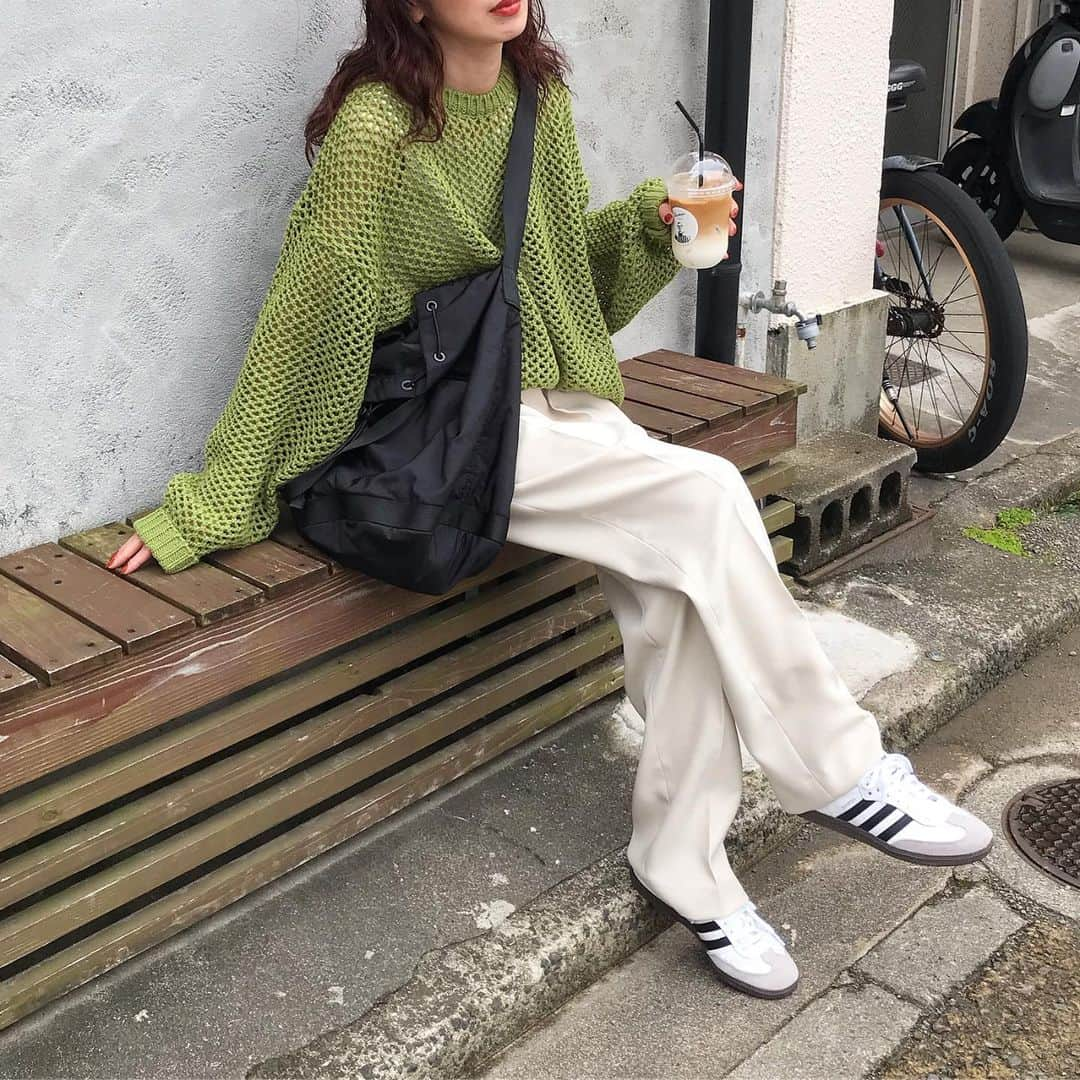 kumikaさんのインスタグラム写真 - (kumikaInstagram)「お気に入り　@nugu_klee のオリーブグリーンのメッシュニット🌿  @shinzone_official 白のクライスラーパンツ合わせ👖♡  このカラー、アイボリーやベージュでアースカラーのトーンで合わせても可愛いな🥰  ユニセックスサイズなので、男女兼用で着れます🙆‍♀️✨ 絶妙カラーが可愛い涼しげサマーニットです💕  @nugu_klee  本日director dayです✨ 5/6 20:00〜23:59の4時間限定、全商品20%OFF❣️ . . . . tops @nugu_klee  pants#shinzone  bag#uniqlou#バケットバッグ  shoes#adidassamba  . . . . #春カラーコーデ#カラーコーデ#グリーンコーデ#メッシュトップス#メッシュニット#サマーニット#白パンツ#クライスラーパンツ#uniqlo#ユニクロ#ユニクロコーデ#シンゾーン#adidas#アディダス#アディダススニーカー#パーマヘア #tbt#ootd#instafashion#outfit#ママコーデ#古着女子#koreanfashion」5月6日 9時56分 - kumika_iiio2