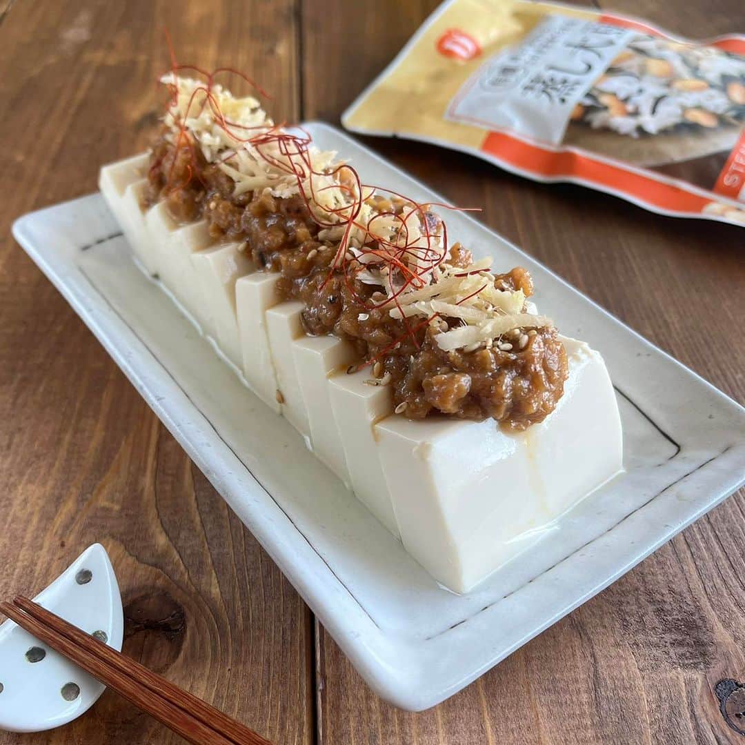 のインスタグラム：「こんにちは！ 本日は、 蒸し大豆を袋の上からムギュムギュ潰してミンチの代わりに👩‍🍳  蒸し大豆肉味噌を豆腐の上にトッピングしました🍽✨  いつものお豆腐もトッピングを代えれば新メニューですよね！！！  豆腐に蒸し大豆ミンチをオンということで、またまた大豆モリモリレシピです💪💪  今回のだいず肉味噌はごはんに乗せても、お野菜と一緒に食べてもとっても美味しいですよ🫶💞  アレンジ色々楽しめます🎶  ぜひお試しください✨  #だいずデイズ #daizudays  #オーガニック　#ソイプロテイン　#植物性たんぱく質　#大豆ミート #豆腐アレンジ」