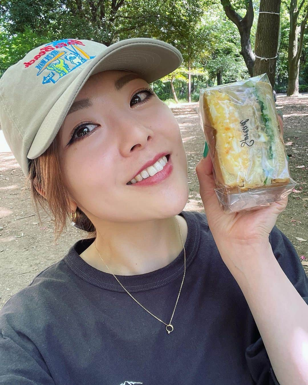 小川麻琴さんのインスタグラム写真 - (小川麻琴Instagram)「昨日は、 お天気がめちゃくちゃ良かったから友人の愛莉ちゃん( @airi0419_official )杏子ちゃん( @anz.leongoing )と一緒にピクニックへ🧺🌳  美味しそうなサンドイッチ専門店でランチをゲットして、大自然の中で食べたよ🥪  地面にシートをひいて 自然の中でランチするなんていつぶりだろー？😌 もう本当に気持ちが良かった🌳🌳🌳  大自然から壮大なエネルギーいっぱいもらって、友人からも前向きなエネルギー沢山もらえて最高なデトックスデー日になりました🎏🥹✨  私の周りにいてくれる素敵な人達に心から感謝😌❤️  #ピクニック #自然の中で  #デトックス  #エネルギーチャージ  #皆んなのおかげ  #子供の日」5月6日 10時01分 - 1029_makoto