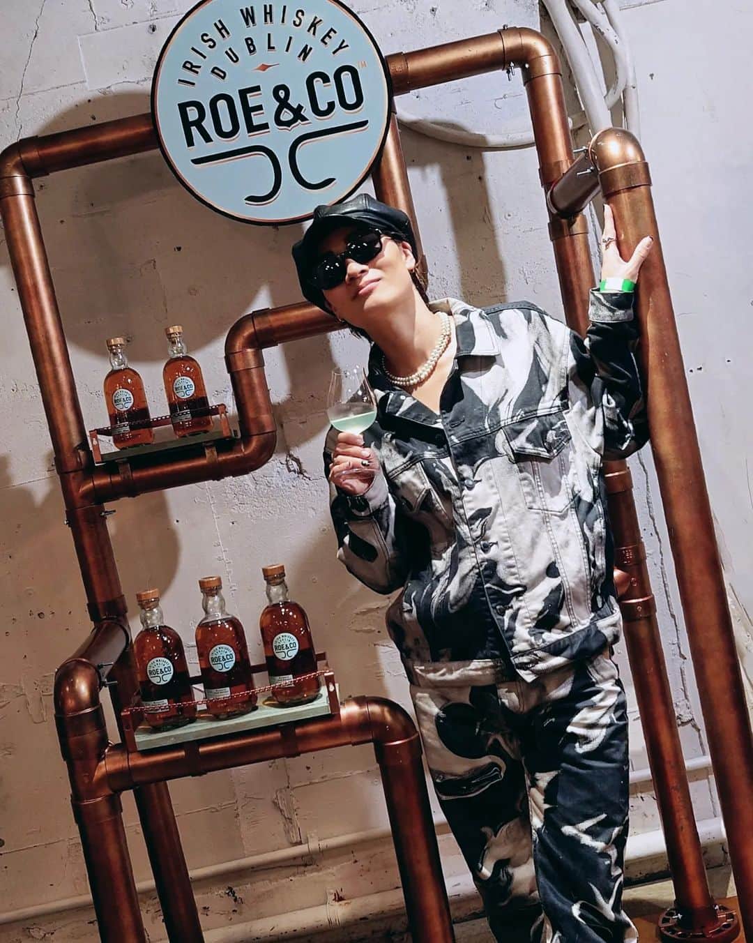 REGSTYLEのインスタグラム：「🍸🍹🍸🍹🍸🍹🍸🍹🍸🍹 ウィスキーのカクテル頂いてます🤍 ※わしめちゃめちゃ楽しそう🤣🍸🎧  🌿Groove🌿という青リンゴのカクテルは「ROE & CO」のスパイス、芳醇なバニラの香りとフルーティな味わいが私好み😘 「ROE & CO」は昨年日本初上陸した"贅沢で洗練されたウィスキー"🍸アイルランドのバーテンさんが監修したカクテルにもよく合う特別なお酒♡  ストレート、ロック、ハイボールのイメージが強かったウィスキーがカクテルでこんなに美味しく飲めるとは、、！😍  "お酒を嗜む"という言葉が相応しい、いい音楽とともに味わいたい一杯です💙  #roeandco #festbarjp @roeandcowhiskey」