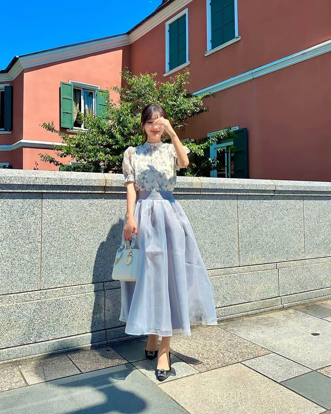 加藤瑠美のインスタグラム：「おはよう🫢 今日も暑すぎる〜〜〜☀️🌻🍉 もう日差しが夏だね！！！ 一番苦手な季節が来るので今から怖いです…🥹笑  tops @tocco_closet #tocco  skirt @ensuite_online #ensuite  bag @dior #dior shoes @manoloblahnik #manoloblahnik  スカートは @yumi_kakiuchi さんコラボのもの🩵 軽いのにこのふんわり感可愛すぎる☁️ Tシャツに合わせてカジュアルに着ても絶対可愛い🥺  #coordinate#ootd#Japanese#rubi_fashion#東京ママ#年子ママ#ママコーデ」