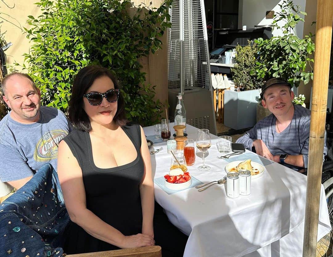 ジェニファー・ティリーさんのインスタグラム写真 - (ジェニファー・ティリーInstagram)「Lunch with Eric and #JacobZaleski.」5月6日 10時09分 - jennifertilly