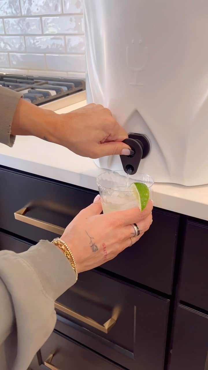Chelsea Houskaのインスタグラム：「I bought Cole this backtap from Brumate for his birthday - figured it would be so nice to have this summer and for his guy nights!  Made a big batch of margs tonight! I could’ve doubled this recipe it barely made a dent in this thing. 👌🏼  RECIPE- 2 (12-oz.) can frozen limeade concentrate 2 cans sprite (I used Sprite Zero) 24 ounces tequila (I used casamigos) 12 ounces Triple Sec  1 bottle corona   Fill with ice  Serve with salted rim and a lime  *CHEERS*」
