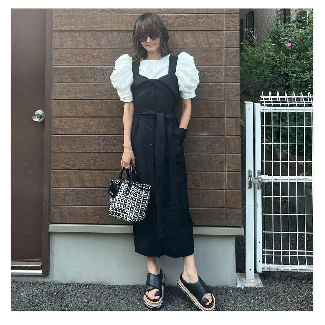 井関かおりさんのインスタグラム写真 - (井関かおりInstagram)「息子とお出かけなのでお気に入りの　@riko.tokyo_official の綿菓子ブラウスで張り切ってみたw  ジャンスカとフラット靴を合わせてカジュアルに。  blouse: #rikotokyo  skirt: #akiranaka bag: #balenciaga  shoes: #sacai  #着回し #ジャンスカ #ブラウス」5月6日 10時20分 - isekikaori_kimawashi