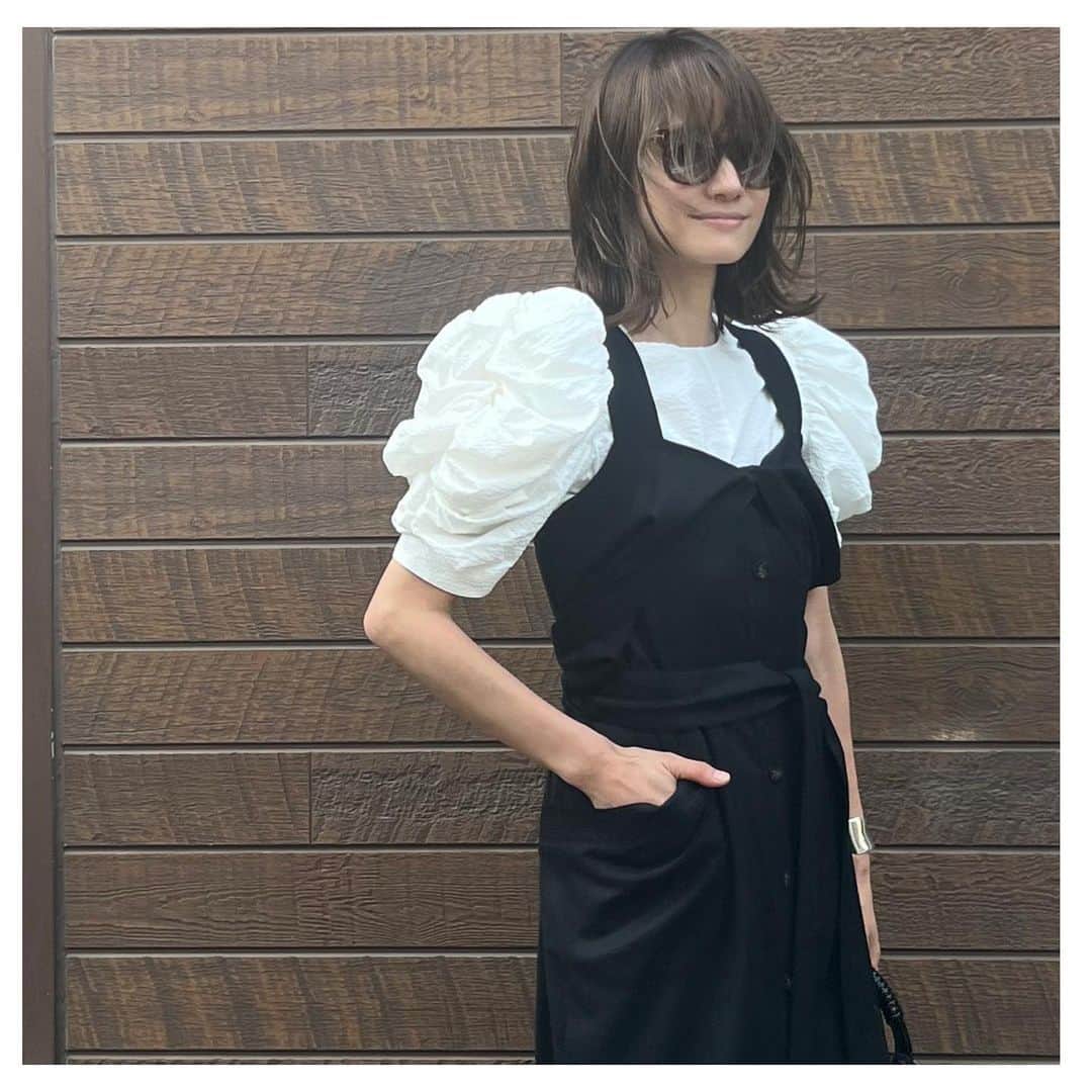 井関かおりのインスタグラム：「息子とお出かけなのでお気に入りの　@riko.tokyo_official の綿菓子ブラウスで張り切ってみたw  ジャンスカとフラット靴を合わせてカジュアルに。  blouse: #rikotokyo  skirt: #akiranaka bag: #balenciaga  shoes: #sacai  #着回し #ジャンスカ #ブラウス」