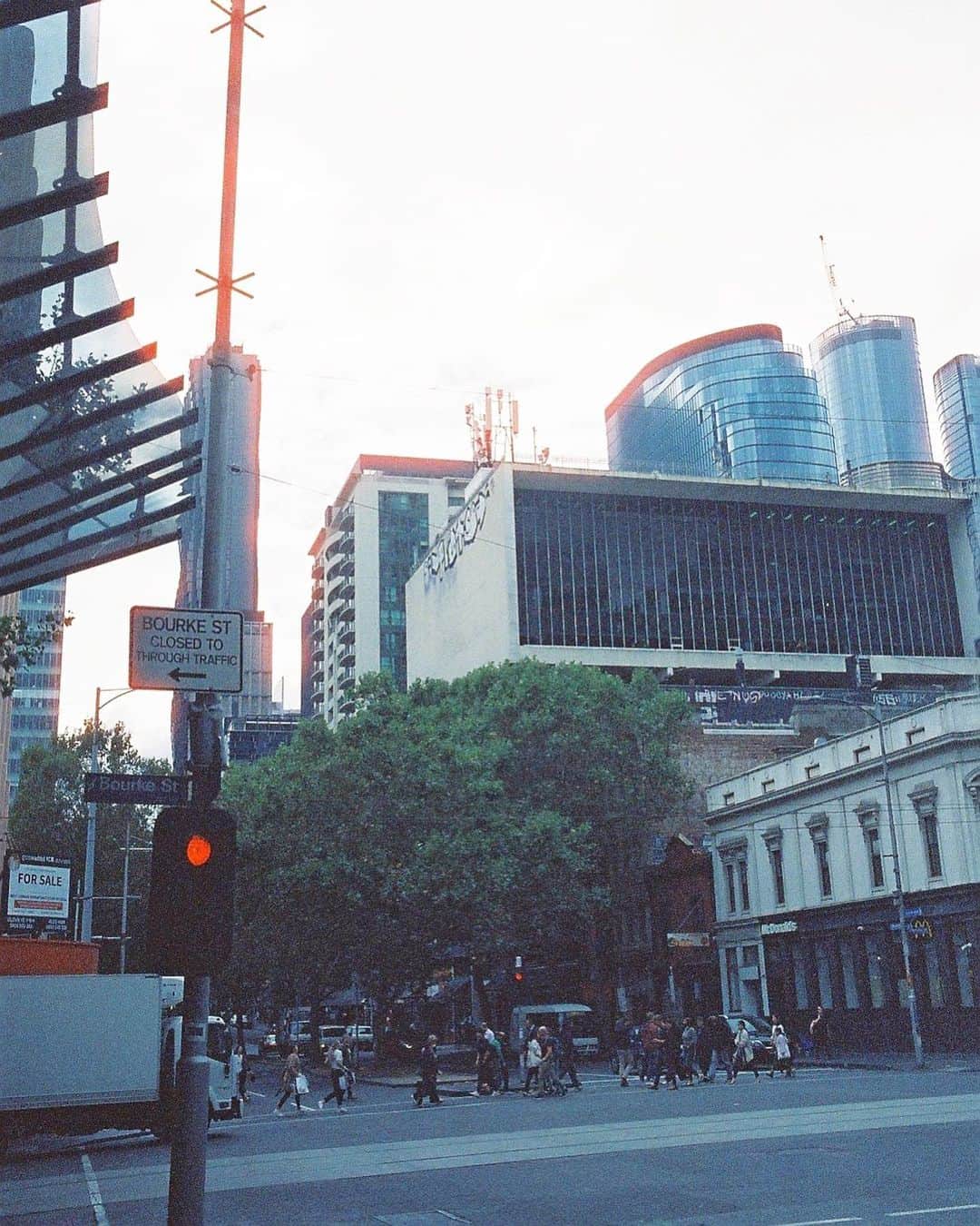 haru wagnusさんのインスタグラム写真 - (haru wagnusInstagram)「#filmphoto Snap shoot in Melbourne city life   フィルム写真(#4sbfilms )で残すメルボルンの情景  今回のメルボルンへの旅は、#newtモニターツアー に参加させていただきました。  久しぶりの海外旅行、絶対にメルボルンの美しい街中をLEICA M4と自分の作ったフィルム(Strix Vision)でスナップ写真を撮りたくて、街中を巡りつつ撮影。どこを切り取っても絵になる楽しさ…それだけも来た甲斐があったなって感じてます。 ㅤㅤㅤㅤㅤㅤㅤㅤㅤㅤㅤㅤㅤ ㅤㅤㅤㅤㅤㅤㅤㅤㅤㅤㅤㅤㅤ#NEWTでメルボルン #NEWTモニターツアー #visitmelbourne」5月6日 10時12分 - wagnus