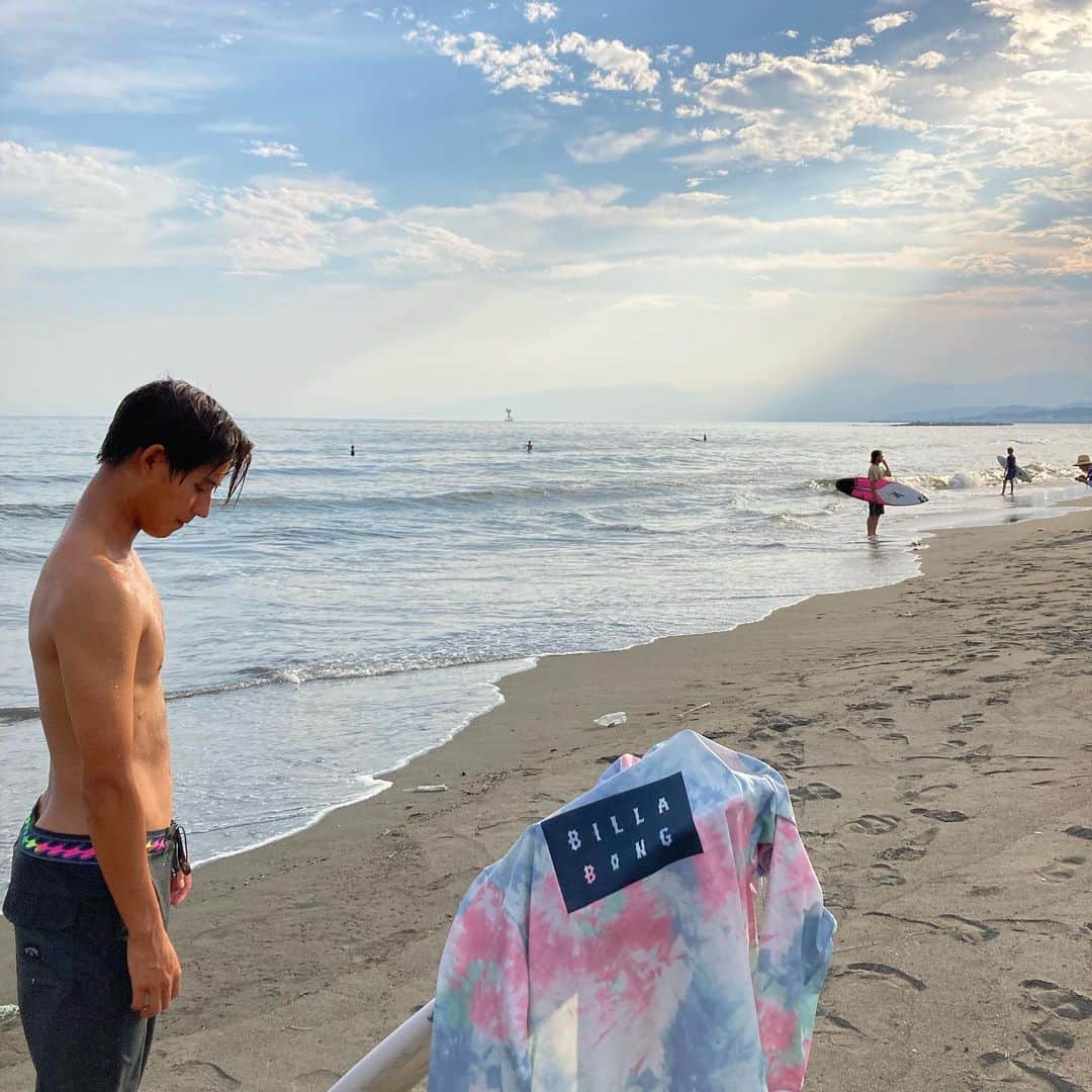 ビラボンのインスタグラム：「Golden Week も 終盤。 おもいっきり楽しんでください!  水陸両用 機能ストレッチ素材を使用。 機能性だけでなく、着心地抜群のFOR SAND AND WATERコレクション。 水陸両用 機能ストレッチ素材を使用。 【UV PROTECTION】素材を使用していて紫外線から身体を守ってくれます。  #LifesBetterInBoardshorts」