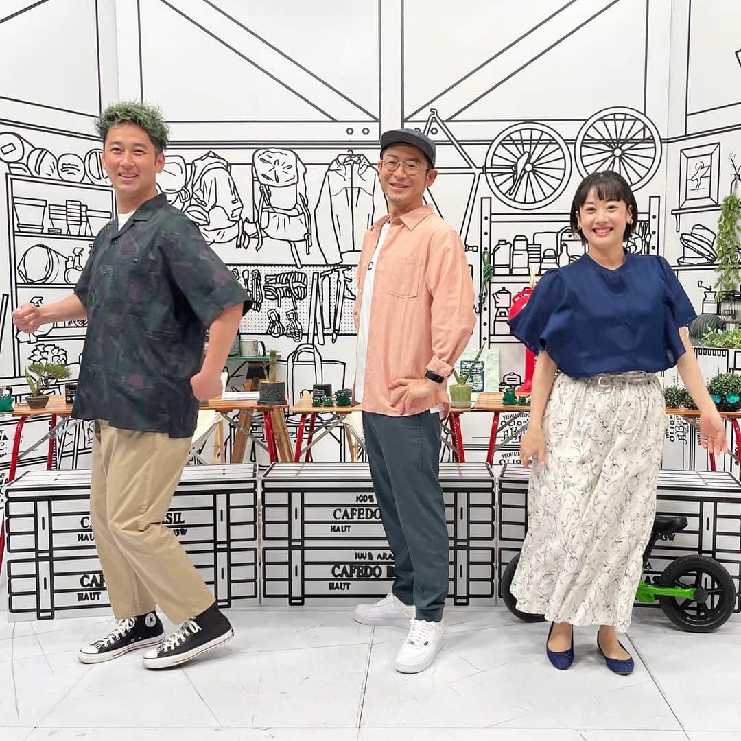 川島恵のインスタグラム：「4月29(土)の番組衣装です♪ 詳しくは、どようだよ^_^公式Instagramで！ 今日の放送もお楽しみに❤️ ・ #つづくさんのどようだよ #どようだよ #衣装 #番組衣装 #衣装協力」