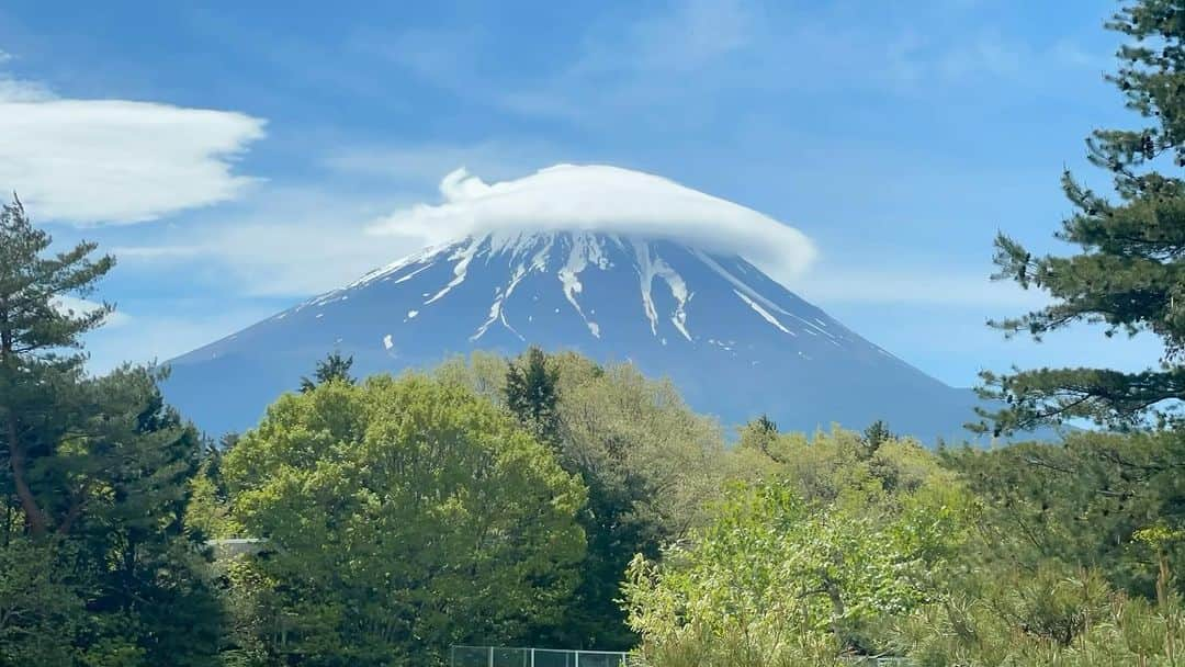 藤沢久美のインスタグラム：「今日の富士山は久々の笠雲。タイムプラスで録画してみました。  #富士山  #mtfuji  #笠雲」