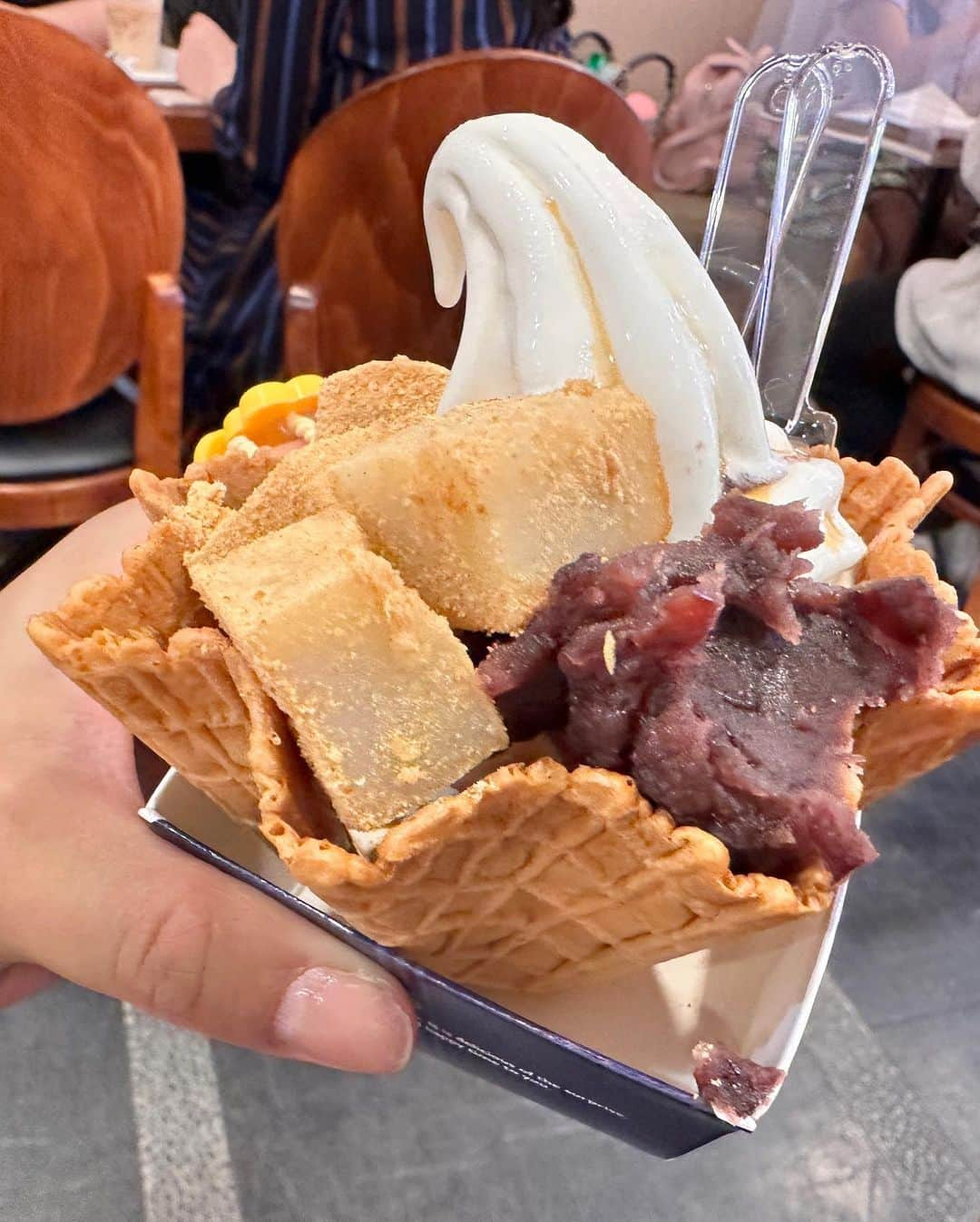 笠原美香さんのインスタグラム写真 - (笠原美香Instagram)「🍨 花畑牧場ソフト×わらび餅 ほてった身体にしみわたるるる #川崎大師 #仲見世通り」5月6日 10時23分 - mika.k419